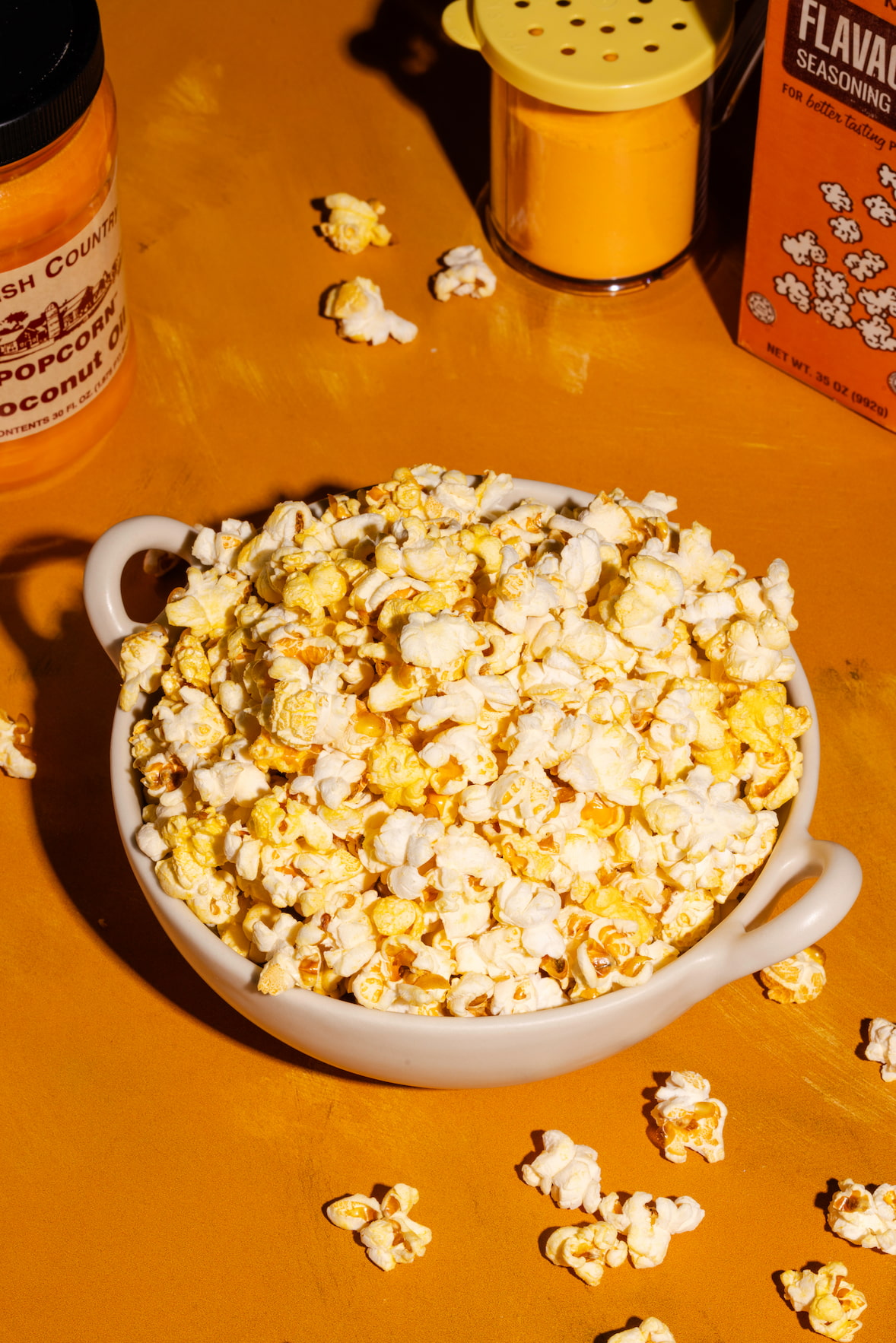 Popcorn au beurre comme au cinéma doré, style cinéma maison