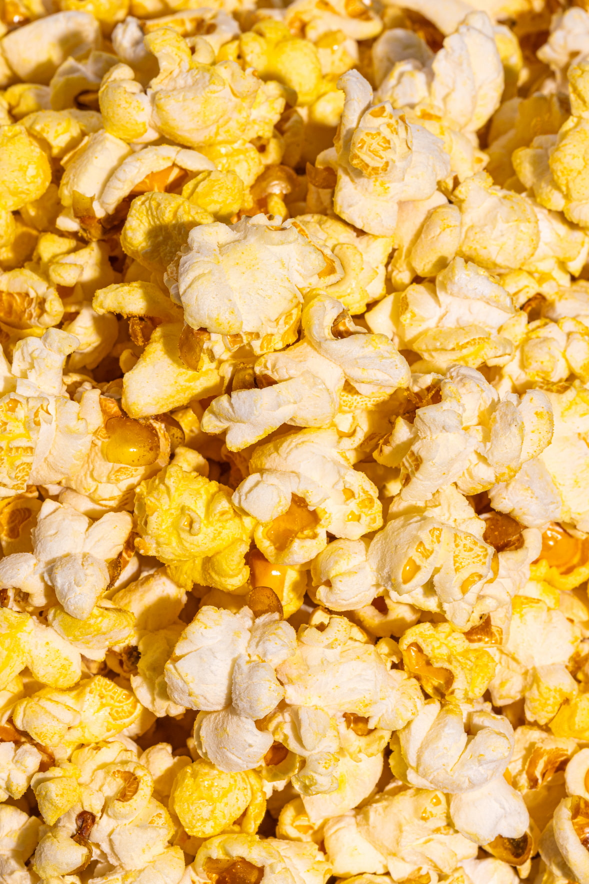 Popcorn au beurre comme au cinéma doré, style cinéma maison