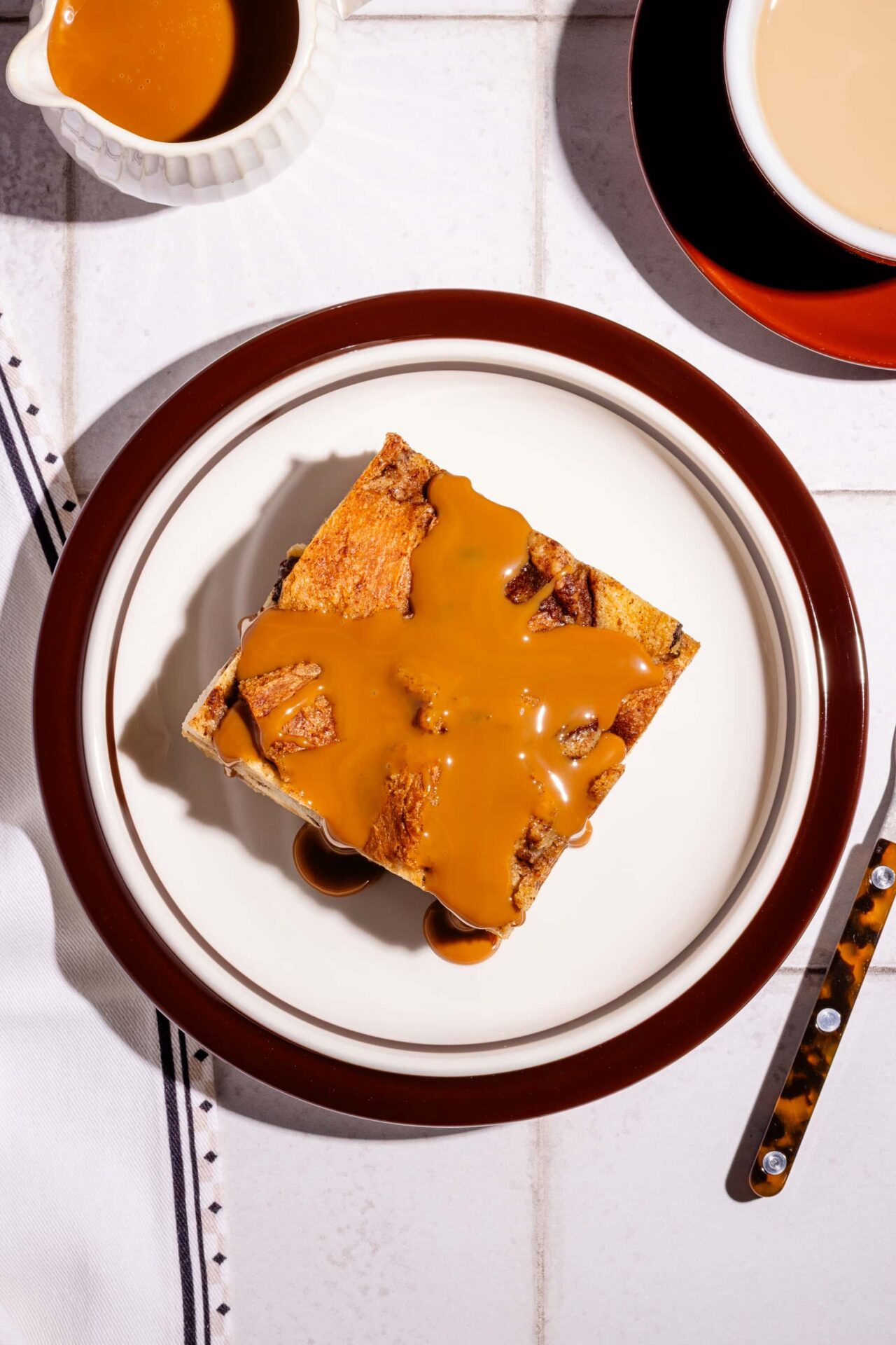 Pouding de pain perdu cannelle et raisins nappé de dulce de leche dans une assiette