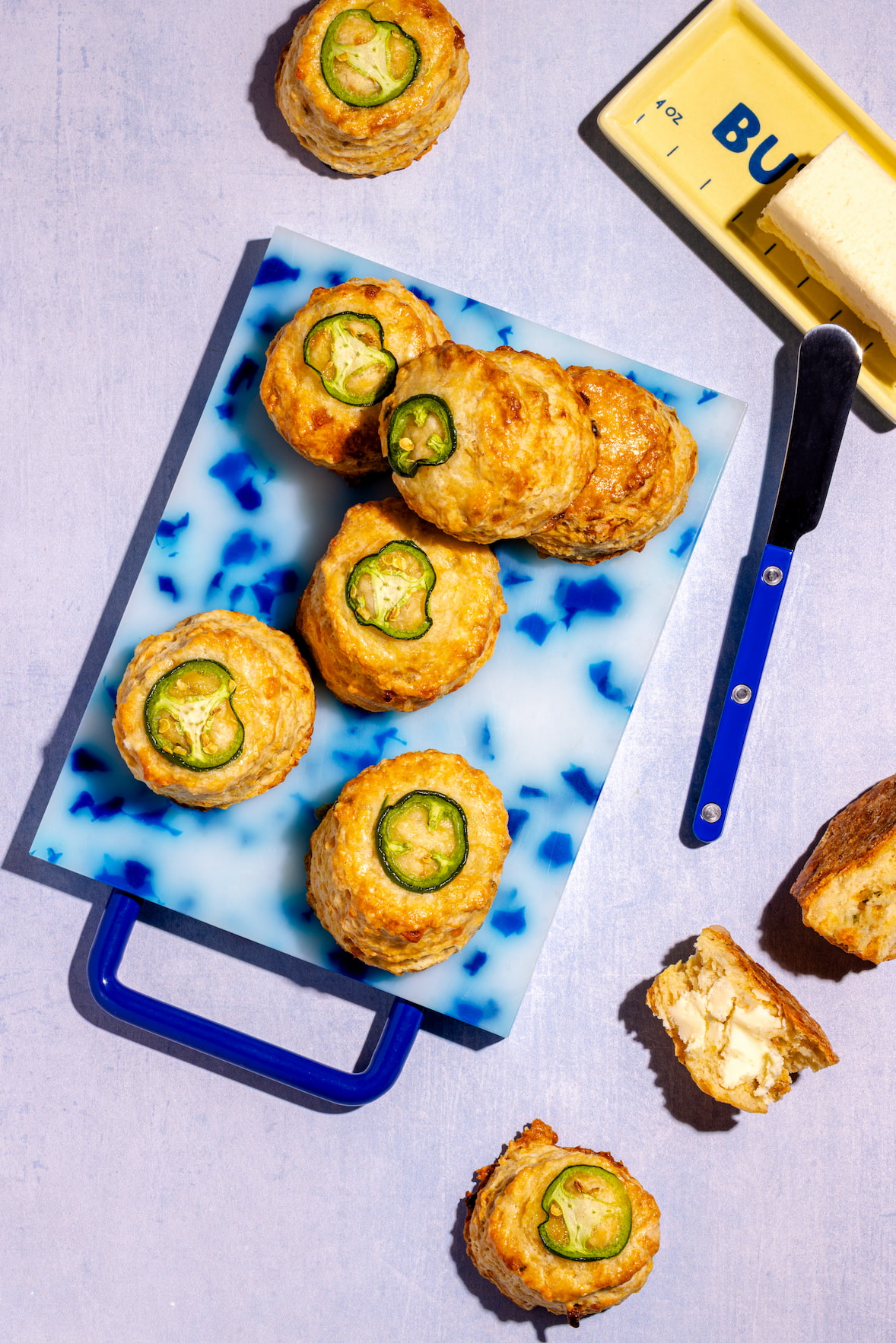 Scones salés au fromage et au jalapeño dorés et épicés prêts à servir