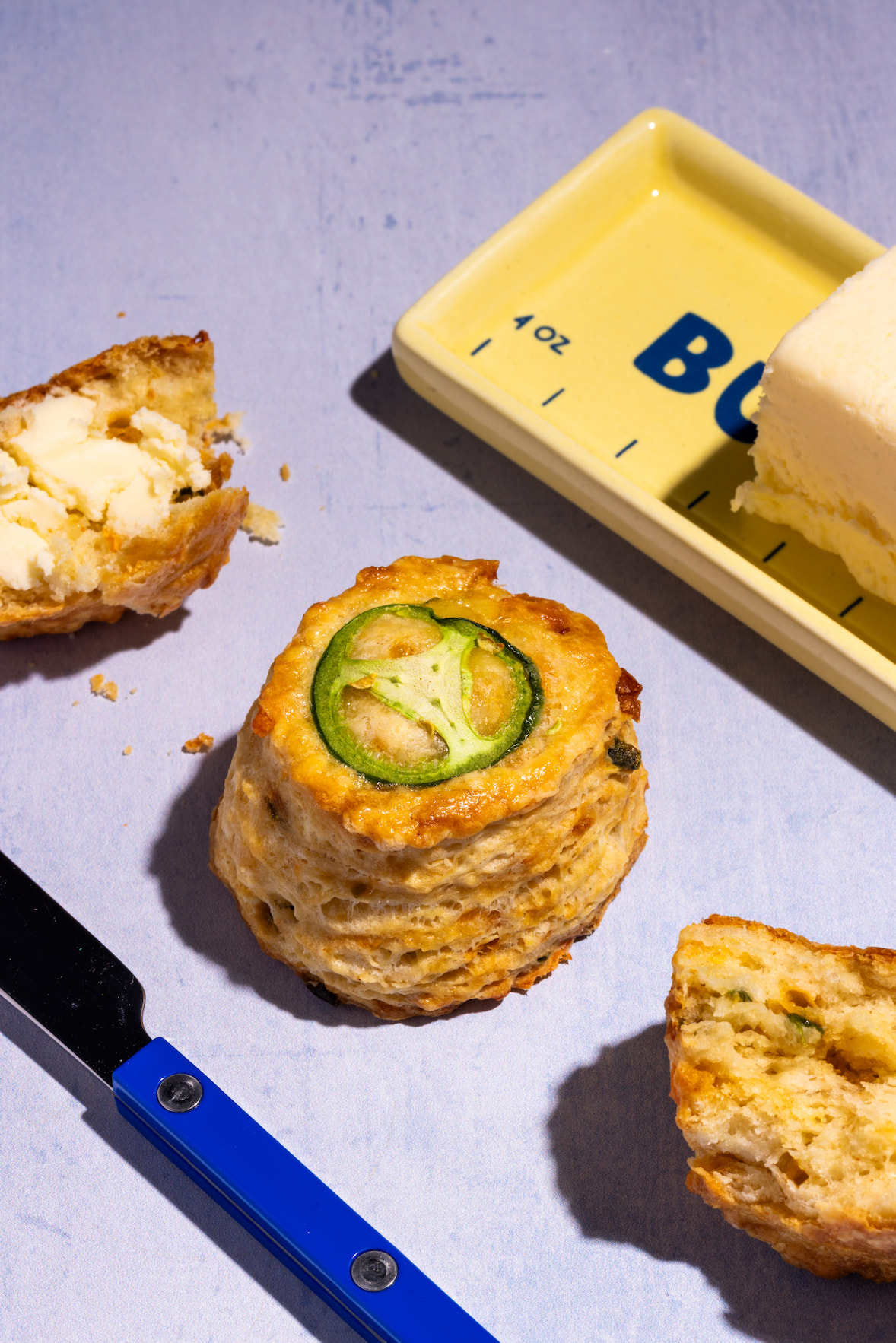 Scones salés au fromage et au jalapeño dorés et épicés prêts à servir