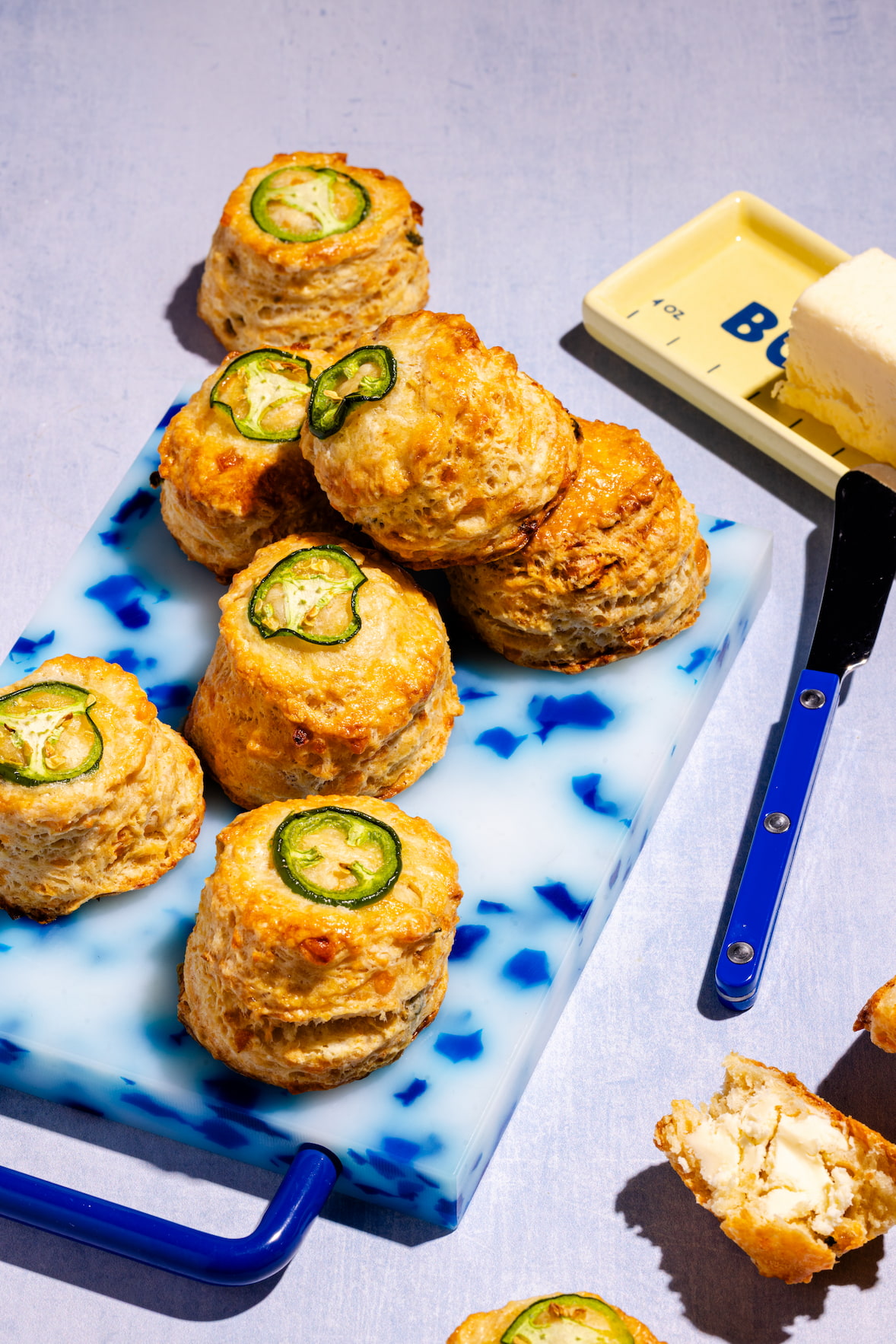 Scones salés au fromage et au jalapeño dorés et épicés prêts à servir