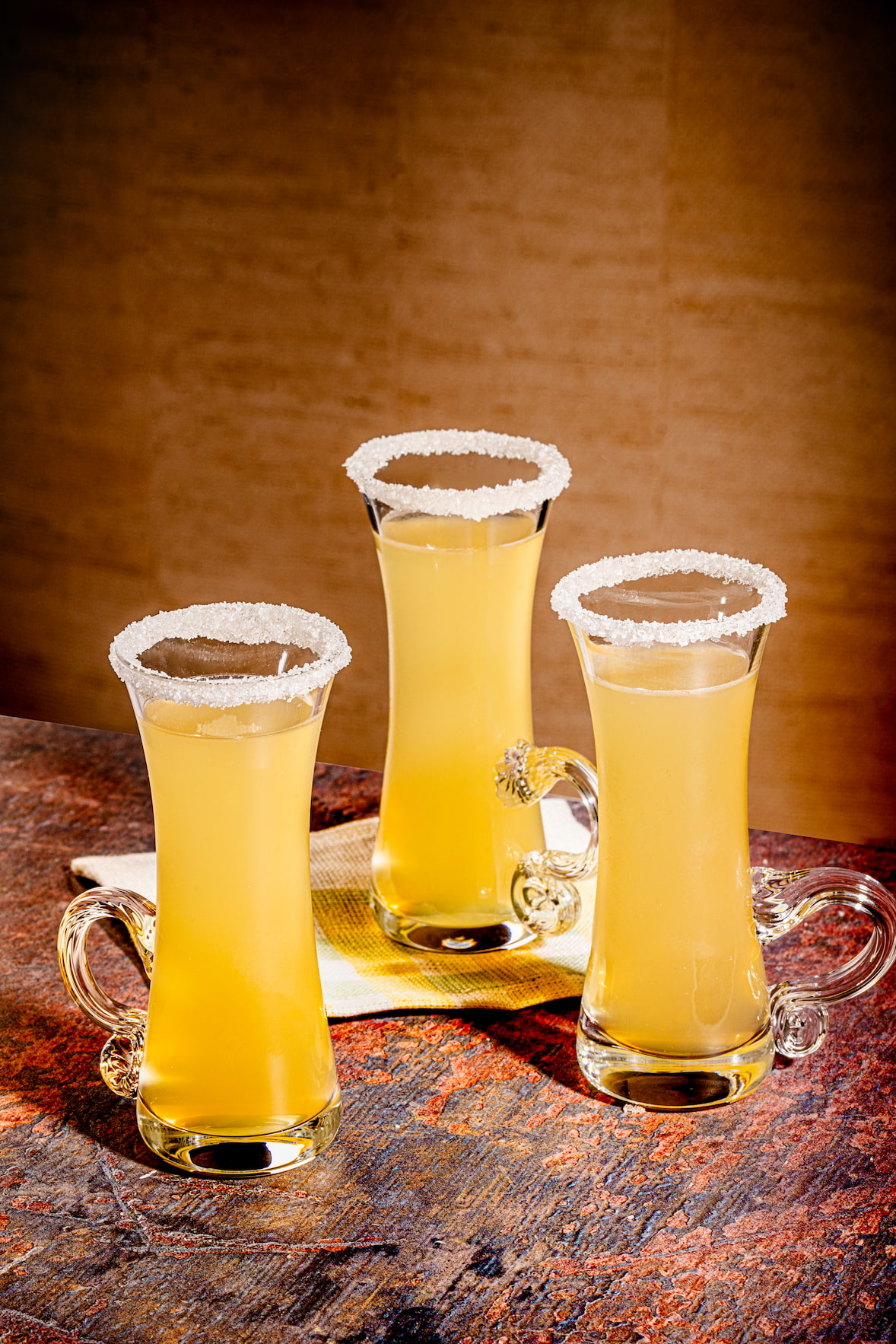 Shot style thé glacé acidulé avec pêche whiskey citron lime