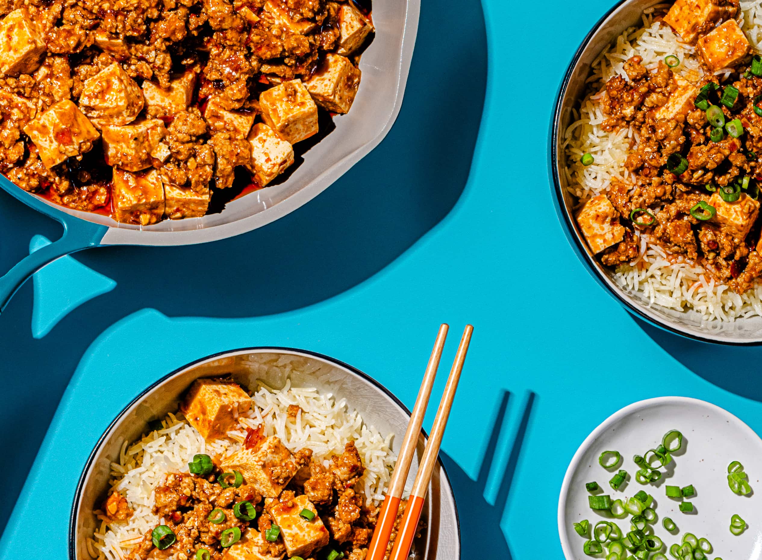 tofu mapo avec boeuf haché épicé servi sur du riz blanc