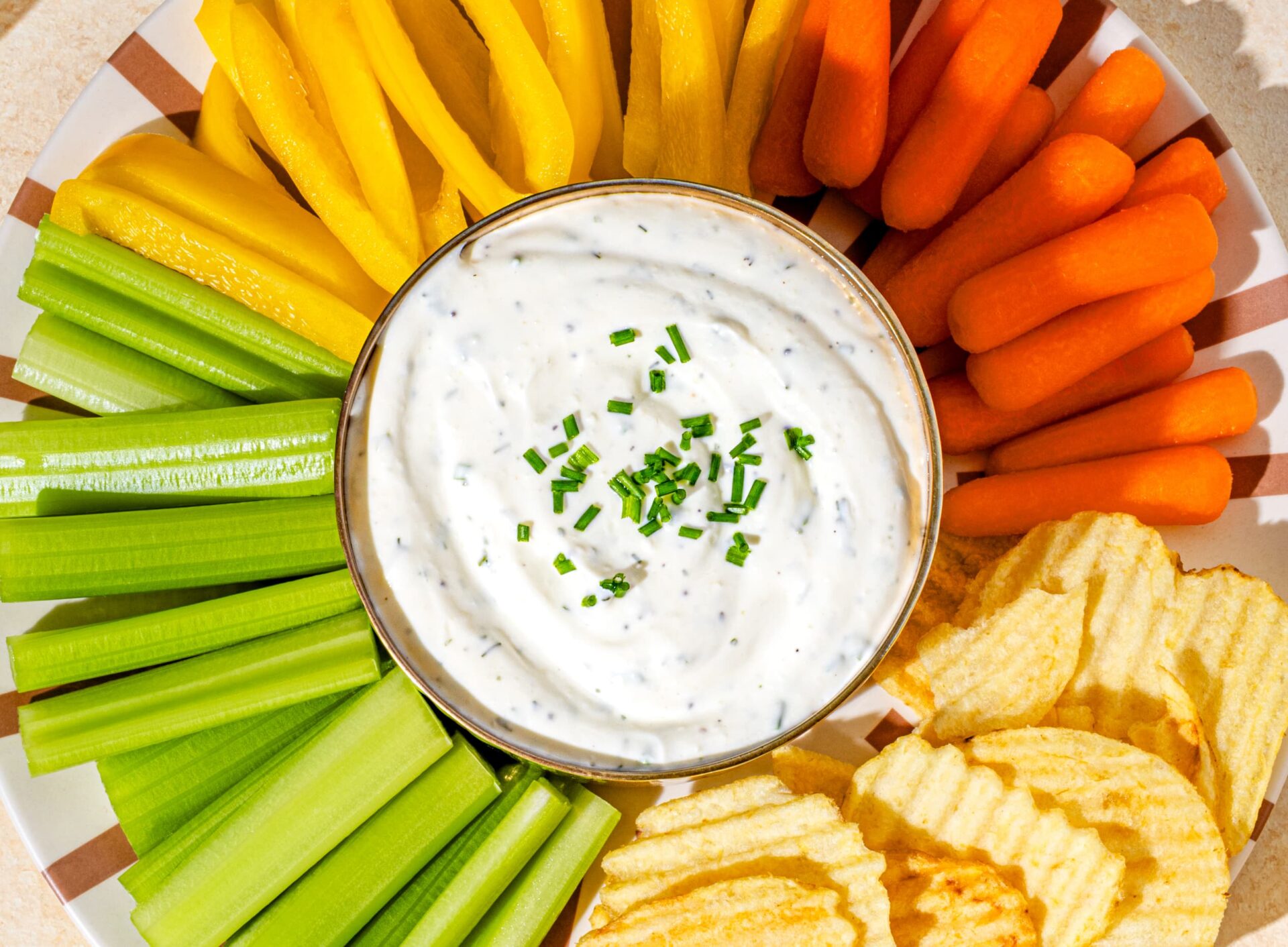Trempette ranch avec céleri, poivron jaune, carottes et chips nature