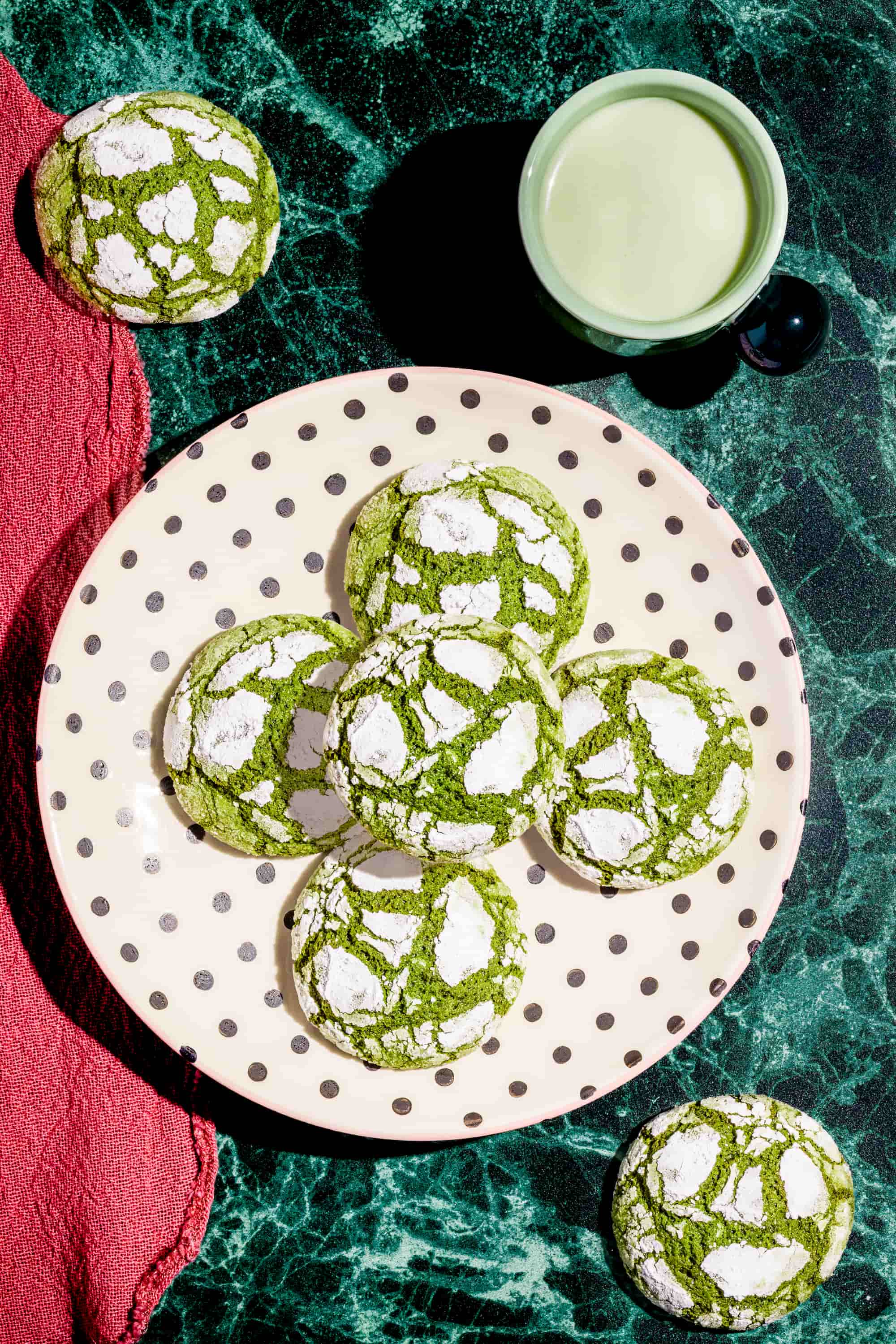 Biscuits craquelés au matcha moelleux enrobés de sucre à glacer