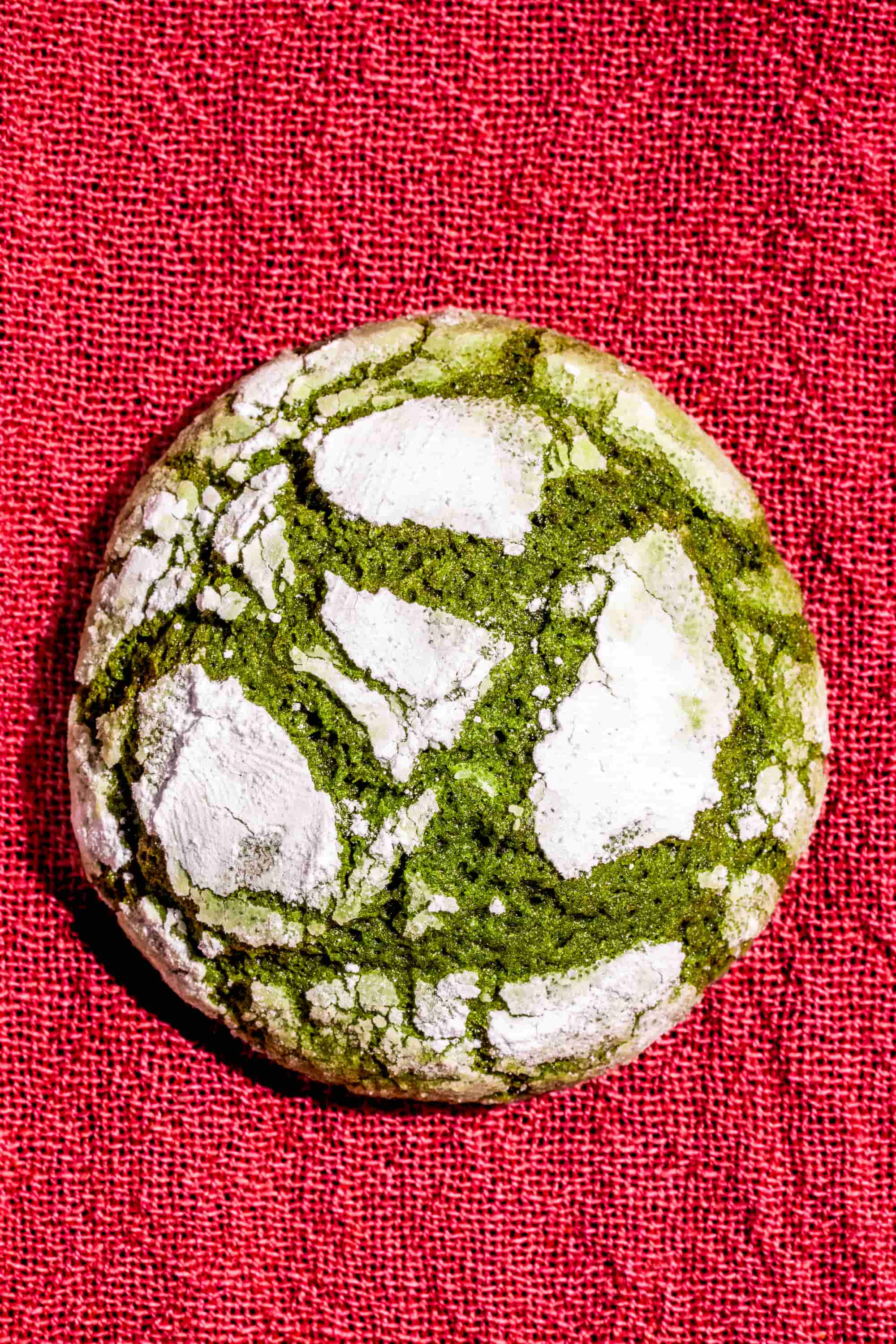 Biscuits craquelés au matcha moelleux enrobés de sucre à glacer