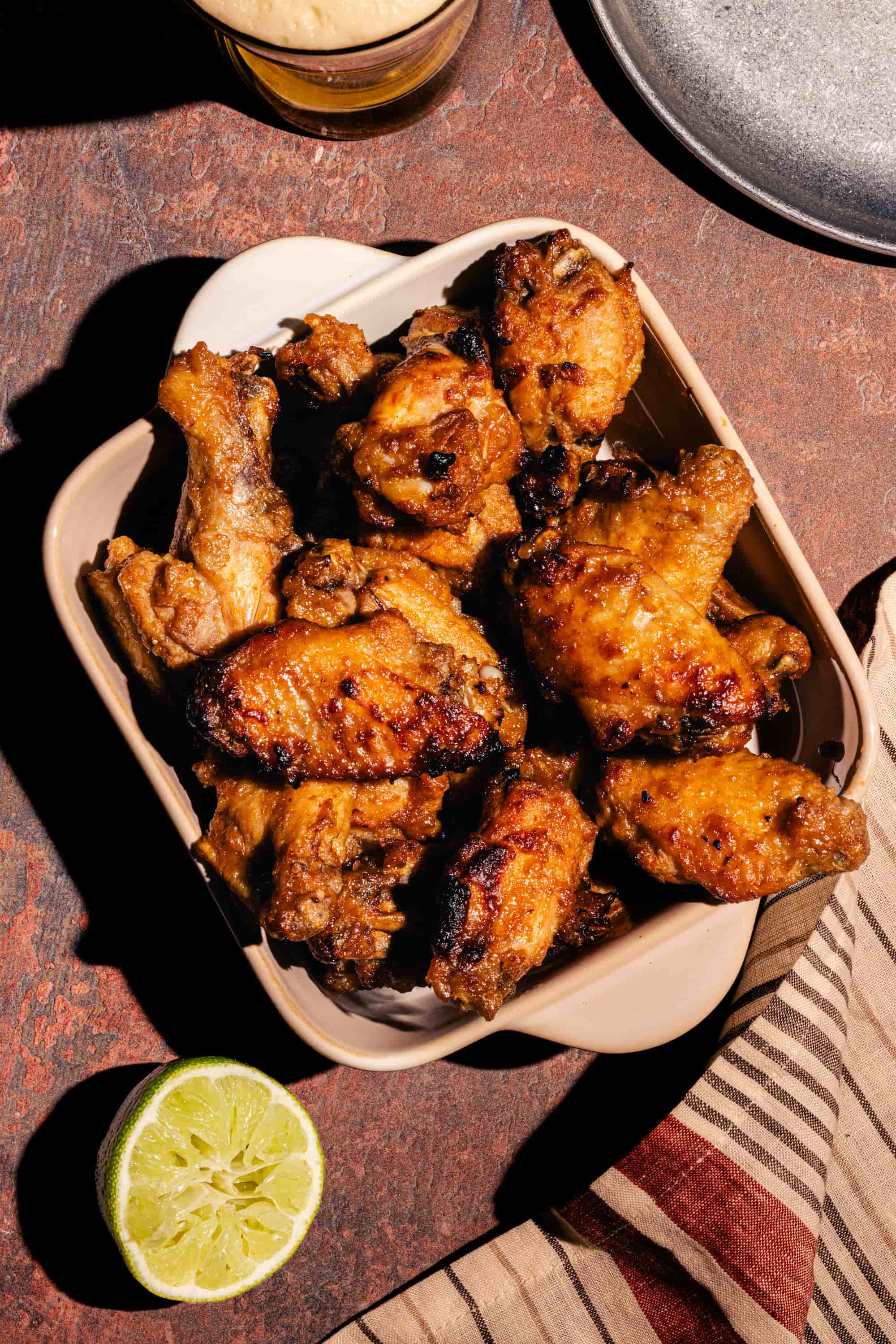 Ailes de poulet à l'érable et au miso au four, collantes et dorées