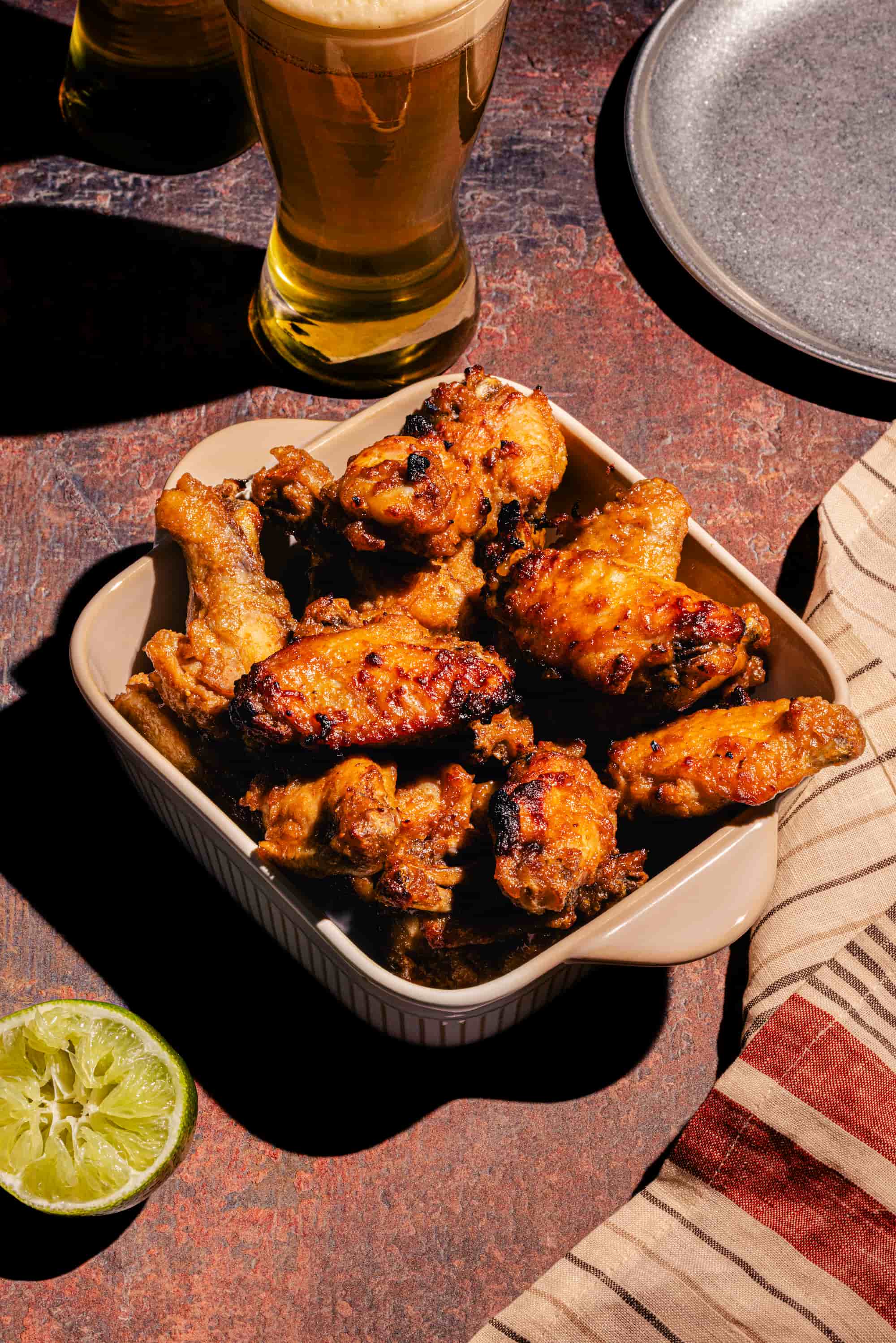 Ailes de poulet à l'érable et au miso au four, collantes et dorées