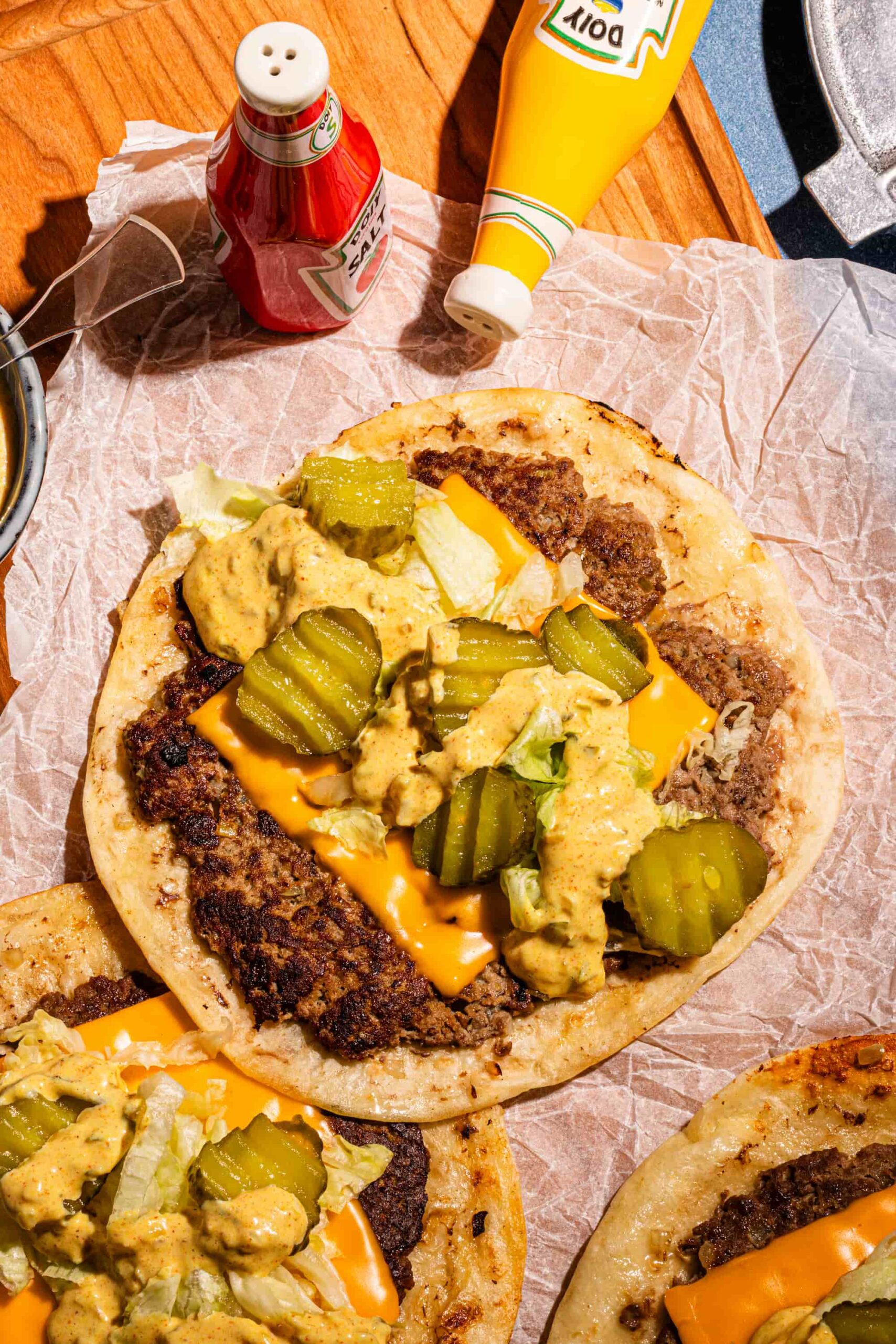 Smash burgers sur tortillas façon Big Mac (recette facile et rapide)