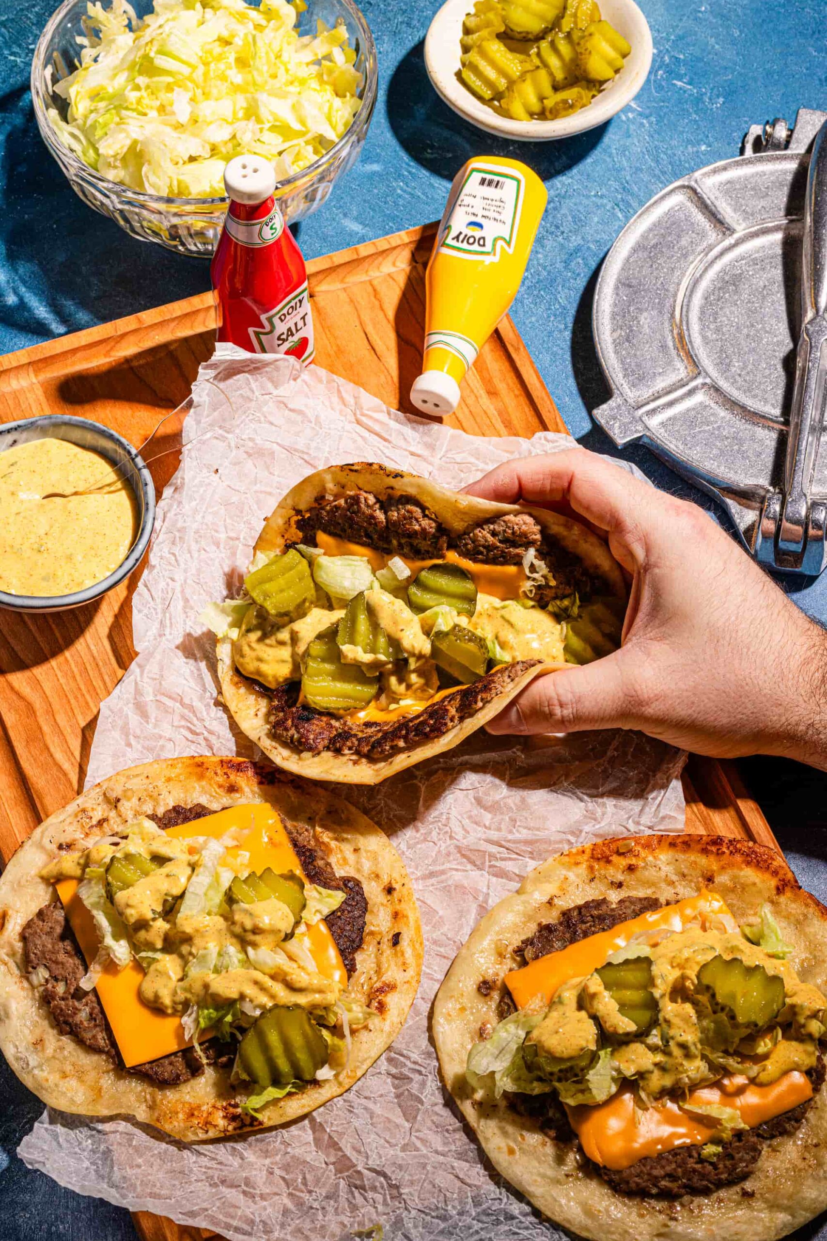 Smash burgers sur tortillas façon Big Mac (recette facile et rapide)