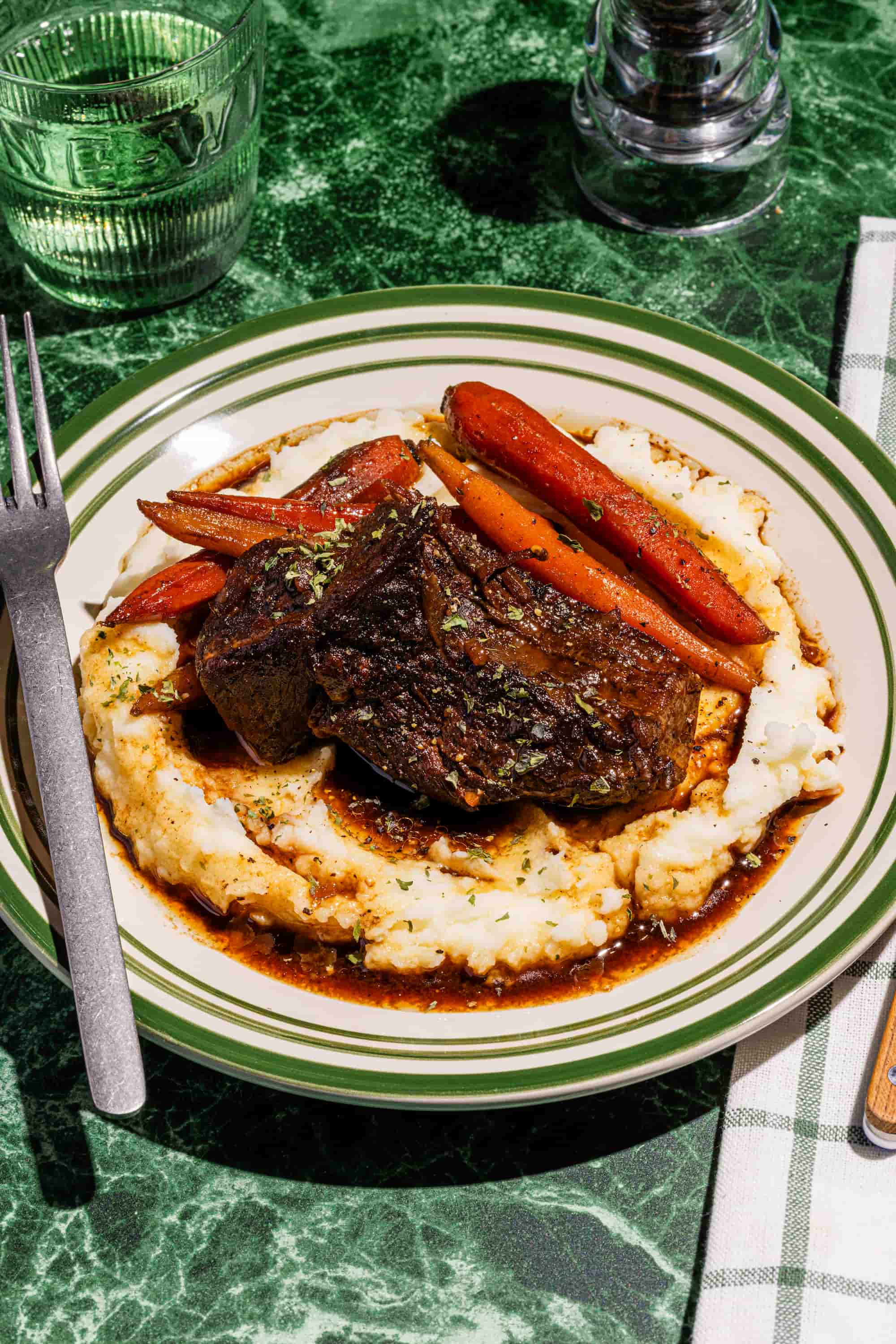 Rôti de palette de boeuf au four tendre avec sauce à l’oignon et carottes