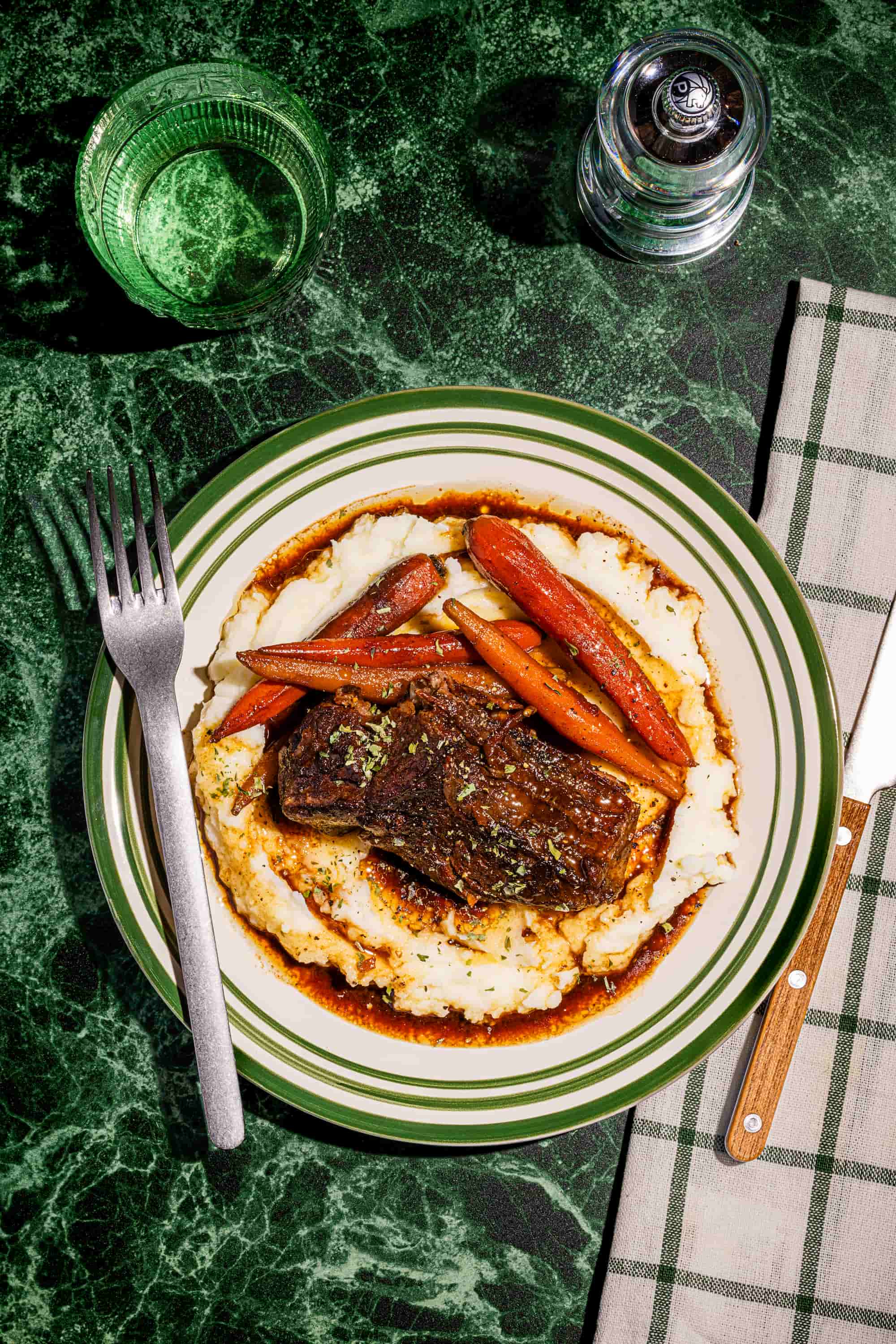 Rôti de palette de boeuf au four tendre avec sauce à l’oignon et carottes