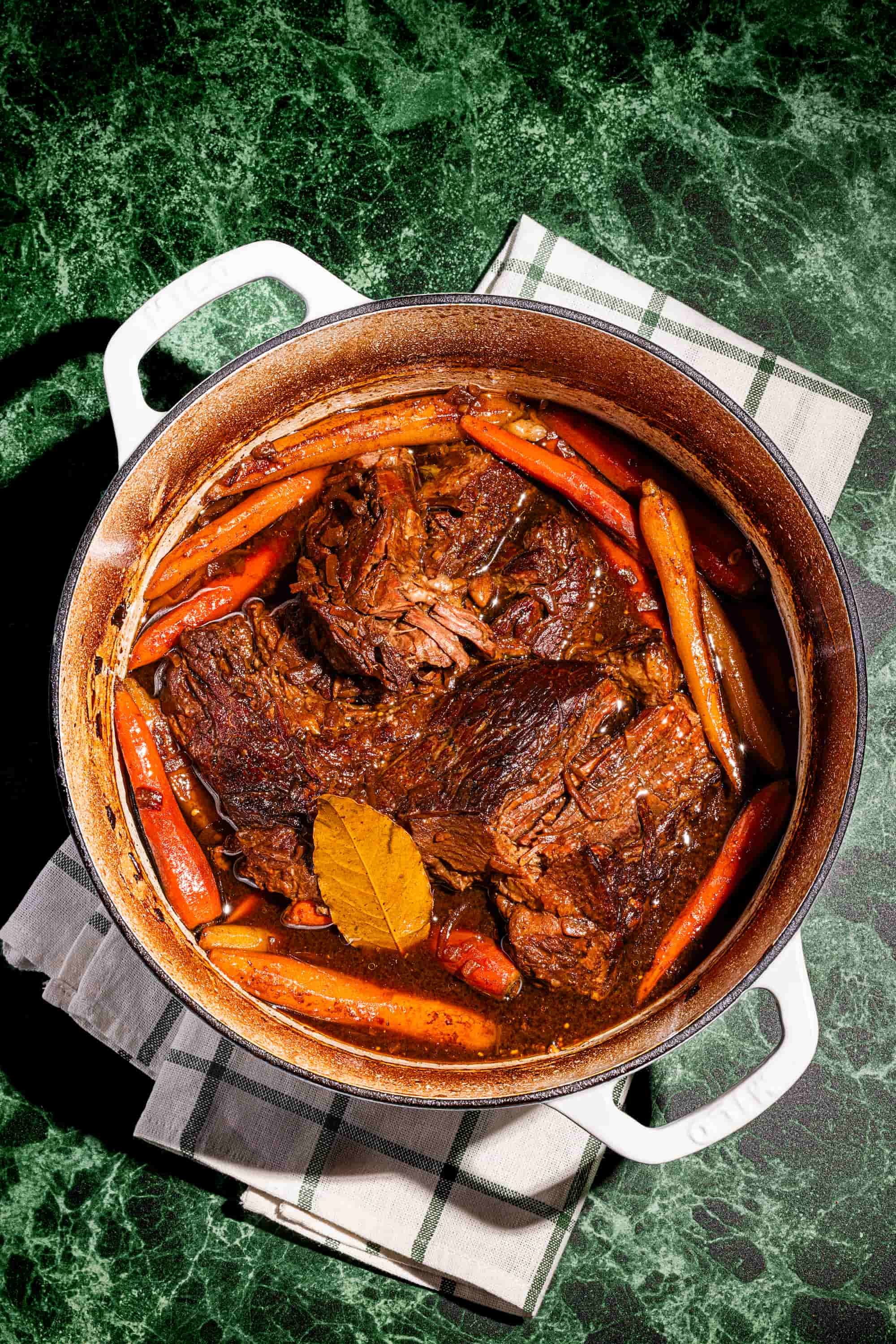 Rôti de palette de boeuf au four tendre avec sauce à l’oignon et carottes