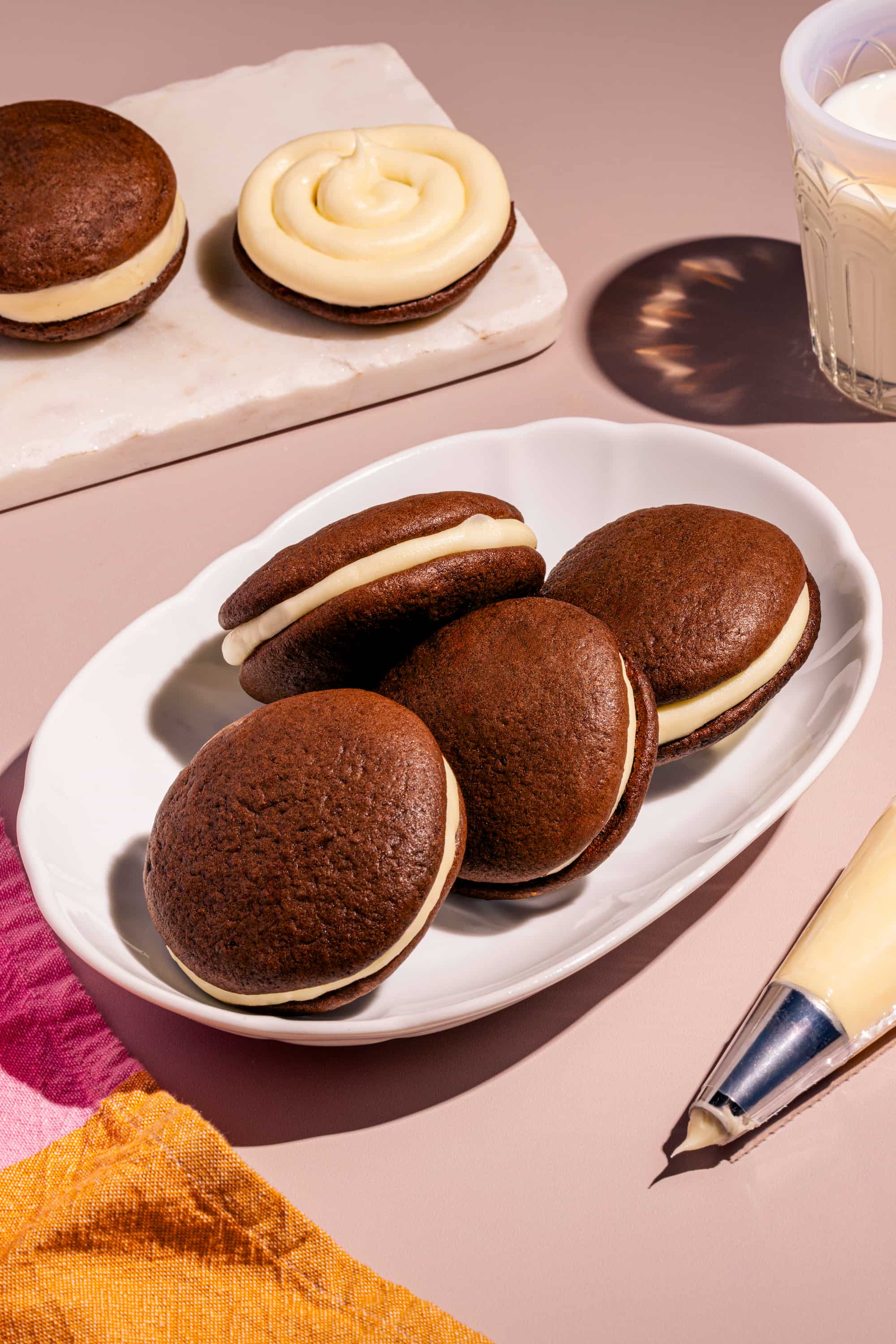 Whoopie pies moelleux au chocolat avec glaçage à la vanille (recette maison)