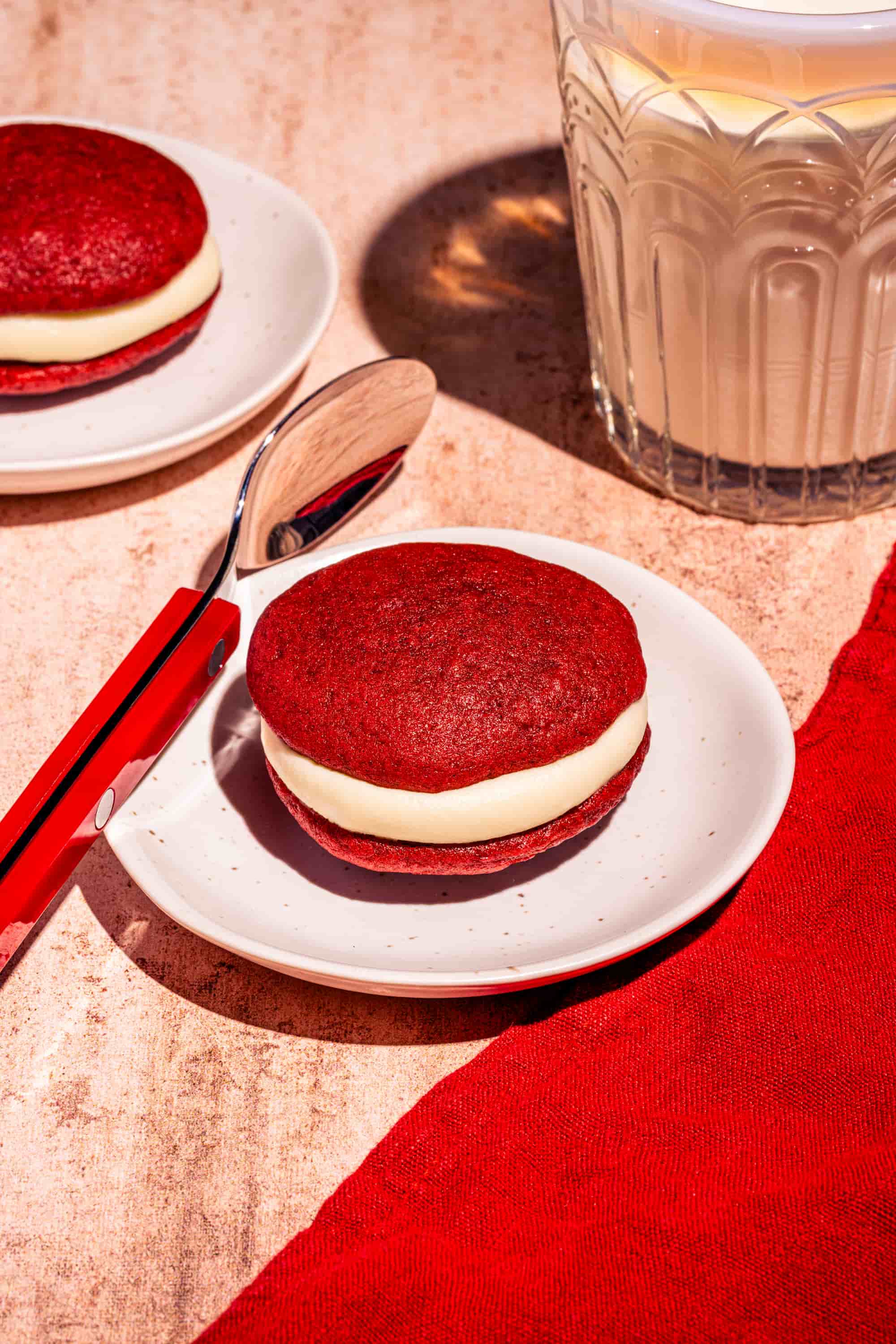 La meilleure recette de mini whoopie pies Red Velvet au fromage à la crème