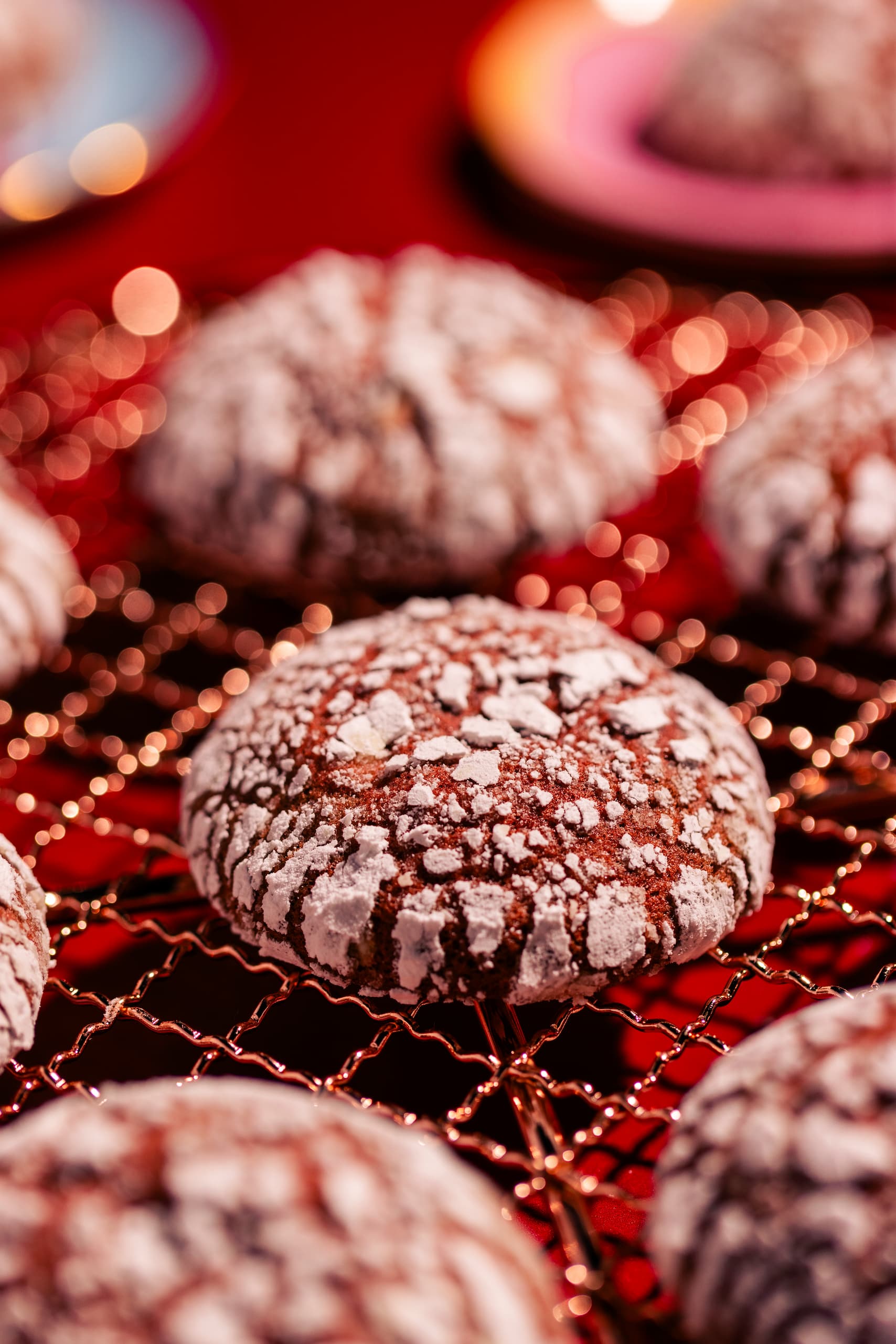 Biscuits craquelés Red Velvet au chocolat blanc, moelleux et bien craquelés