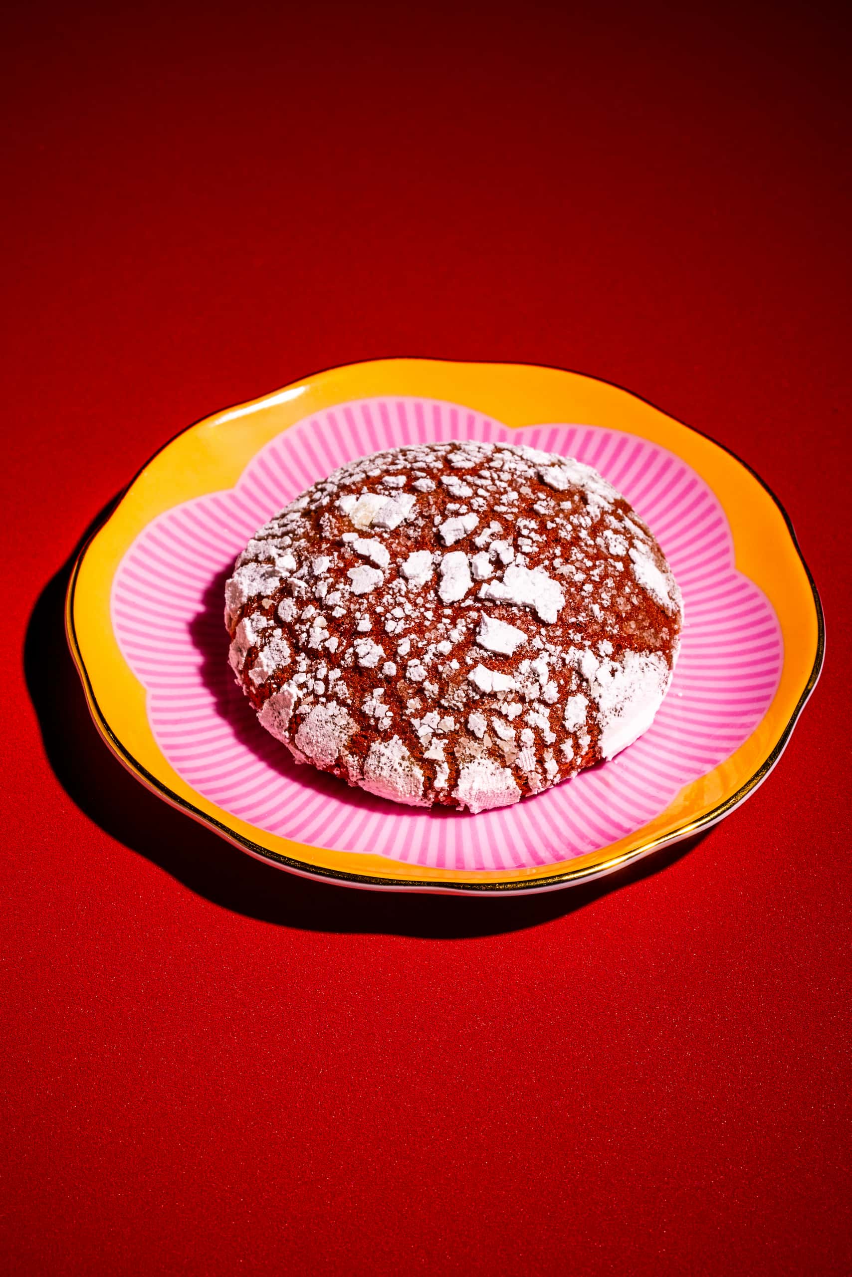 Biscuits craquelés Red Velvet au chocolat blanc, moelleux et bien craquelés