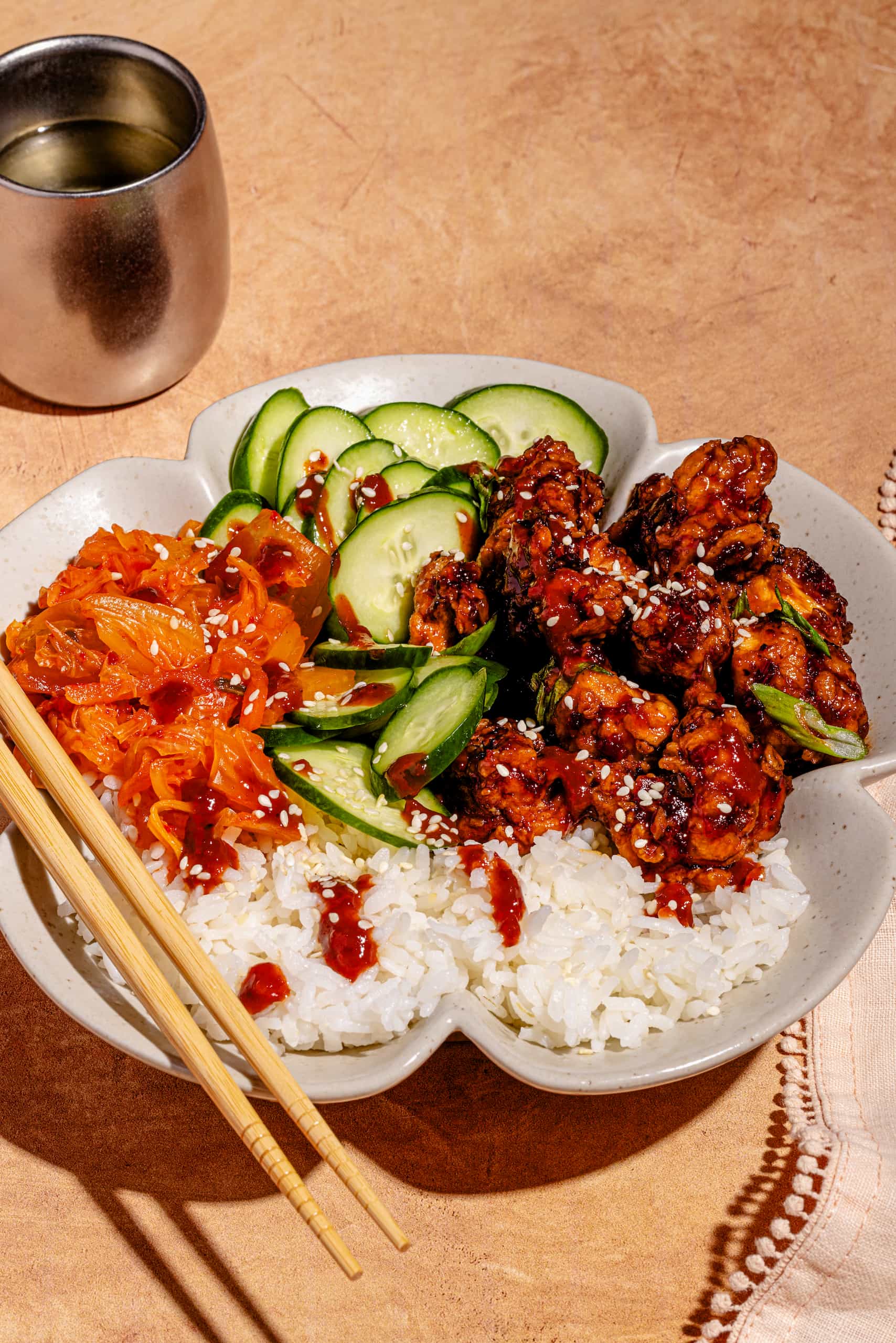 Bol de poulet croustillant au gochujang avec riz collant et kimchi
