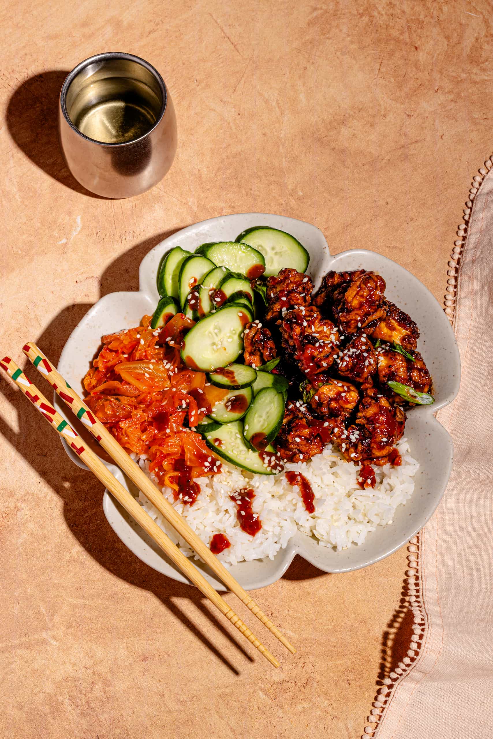 Bol de poulet croustillant au gochujang avec riz collant et kimchi