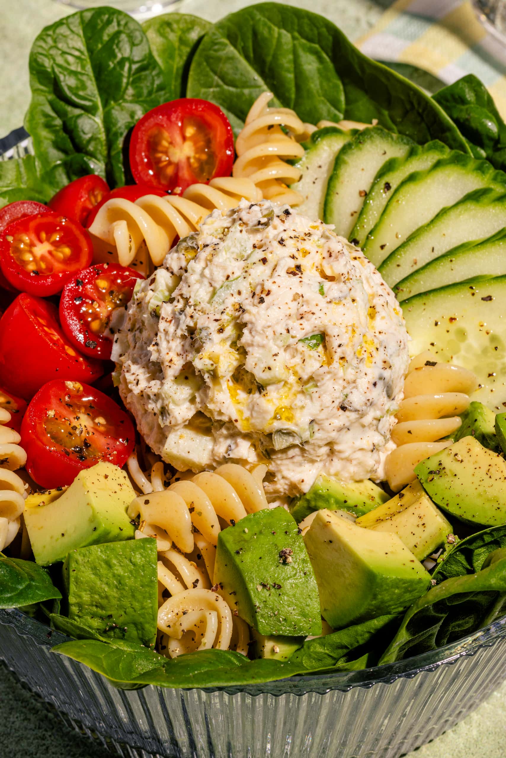 Salade de thon facile avec pâtes rotinis en bol-repas froid rapide
