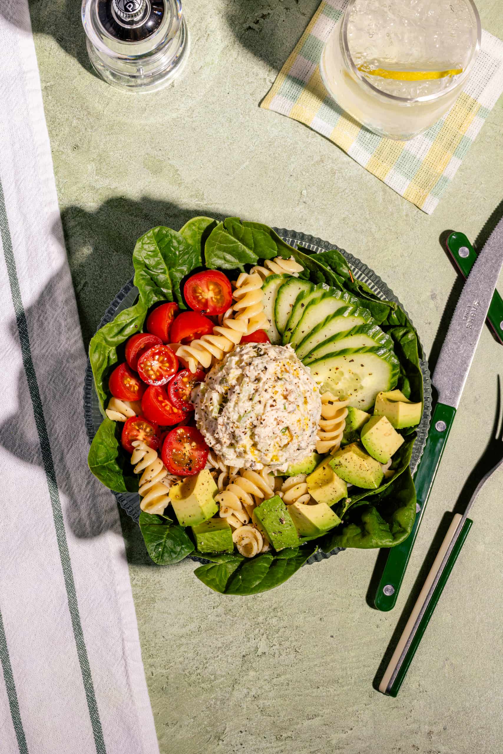 Salade de thon facile avec pâtes rotinis en bol-repas froid rapide