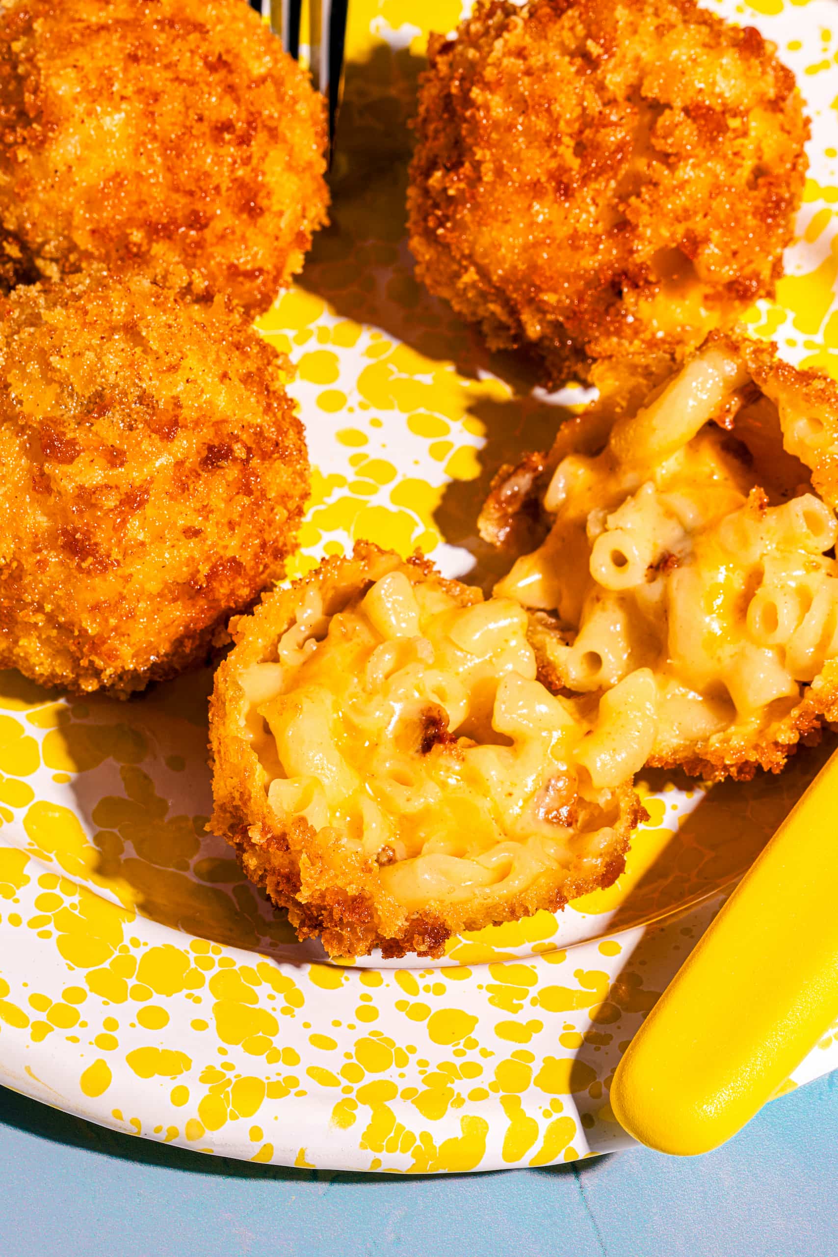 Boules de macaroni au fromage avec morceaux de bacon