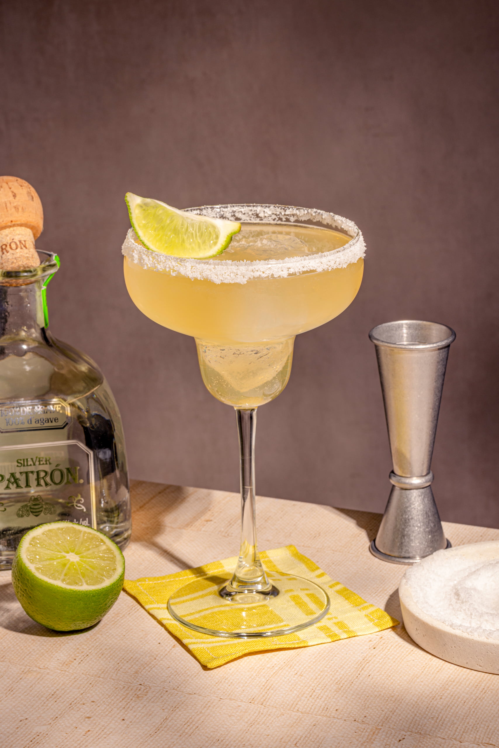 Margarita classique au shaker tequila lime et Cointreau avec rebord de sel