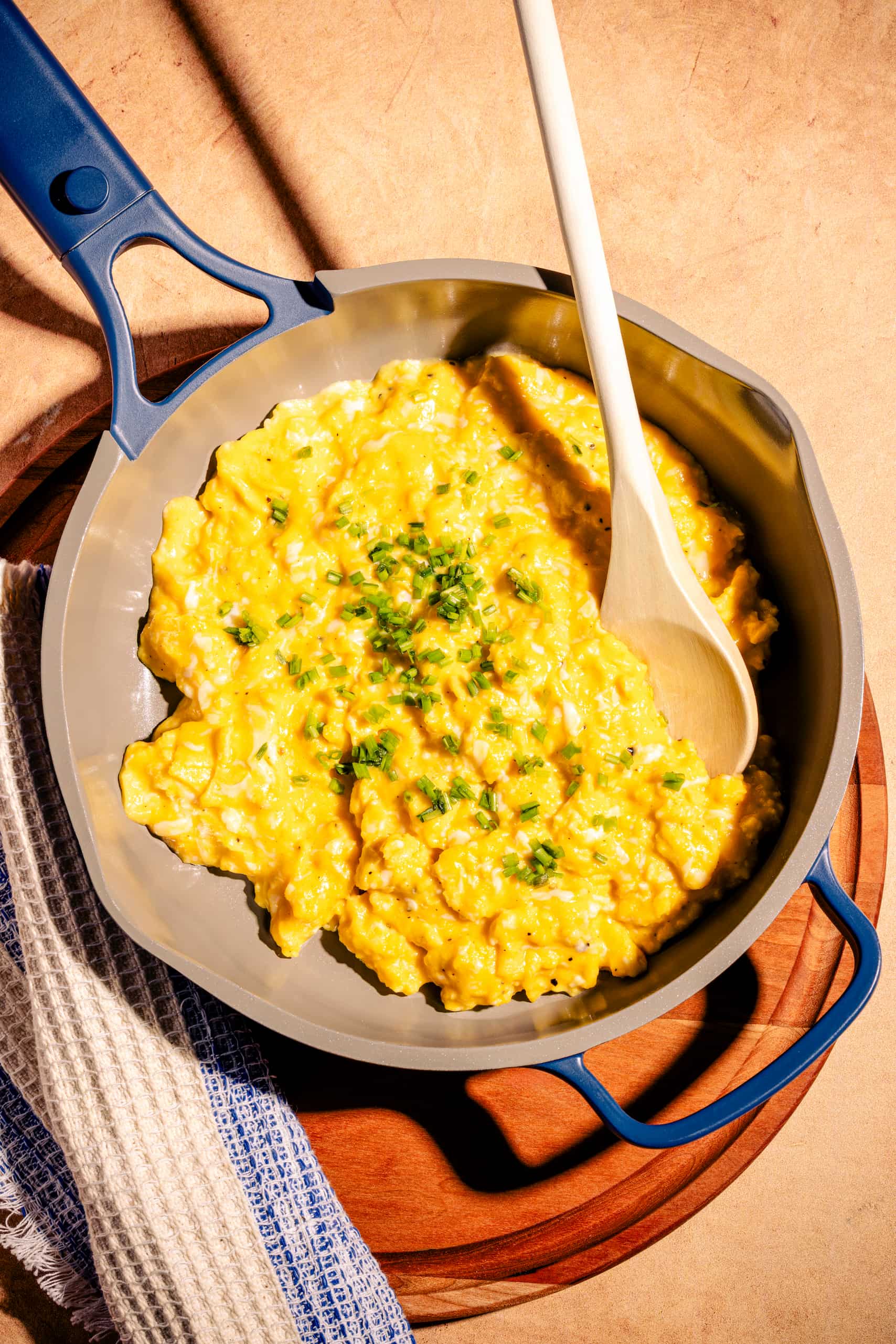 Oeufs brouillés parfaits crémeux à la crème 35 % style restaurant