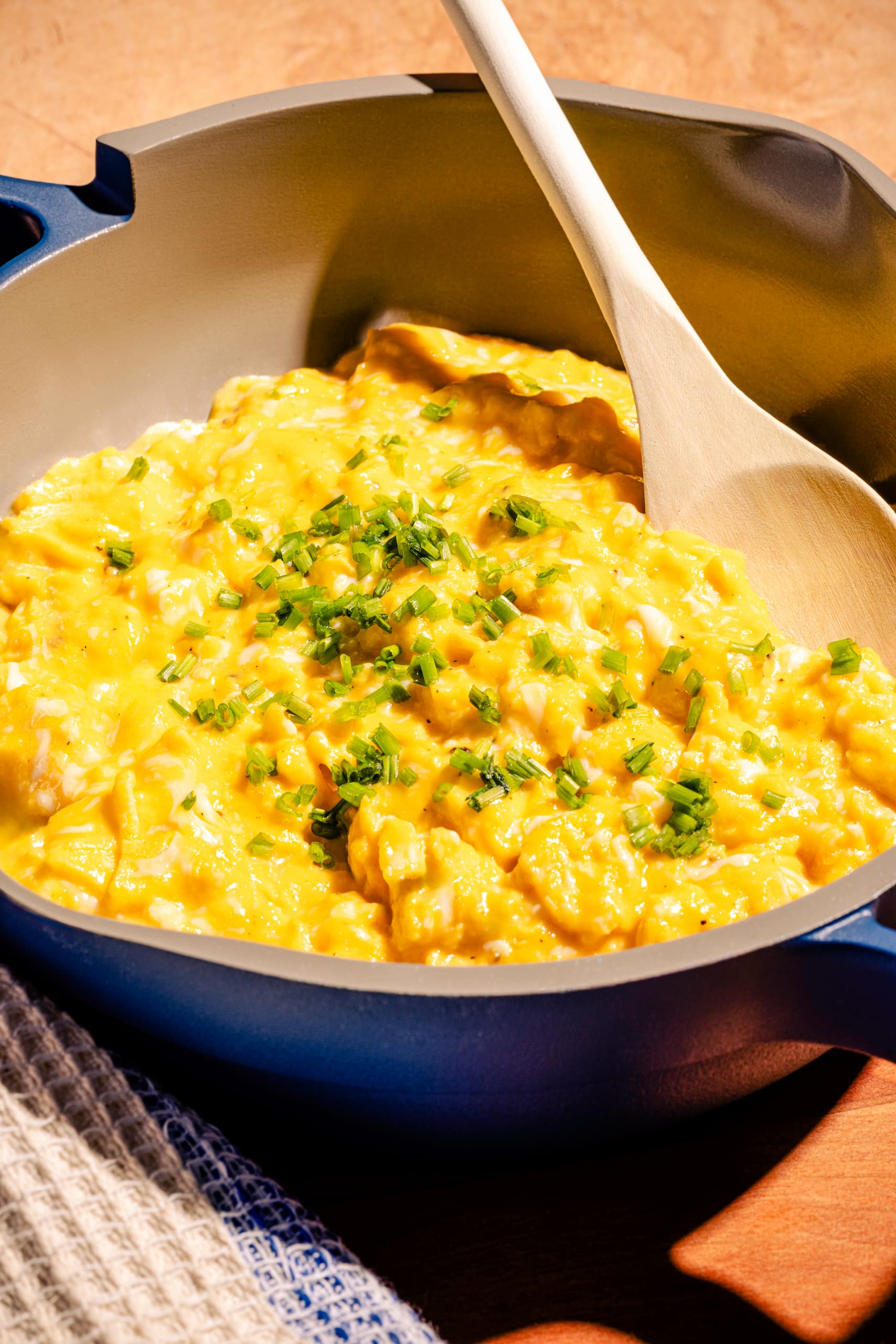 Oeufs brouillés parfaits crémeux à la crème 35 % style restaurant