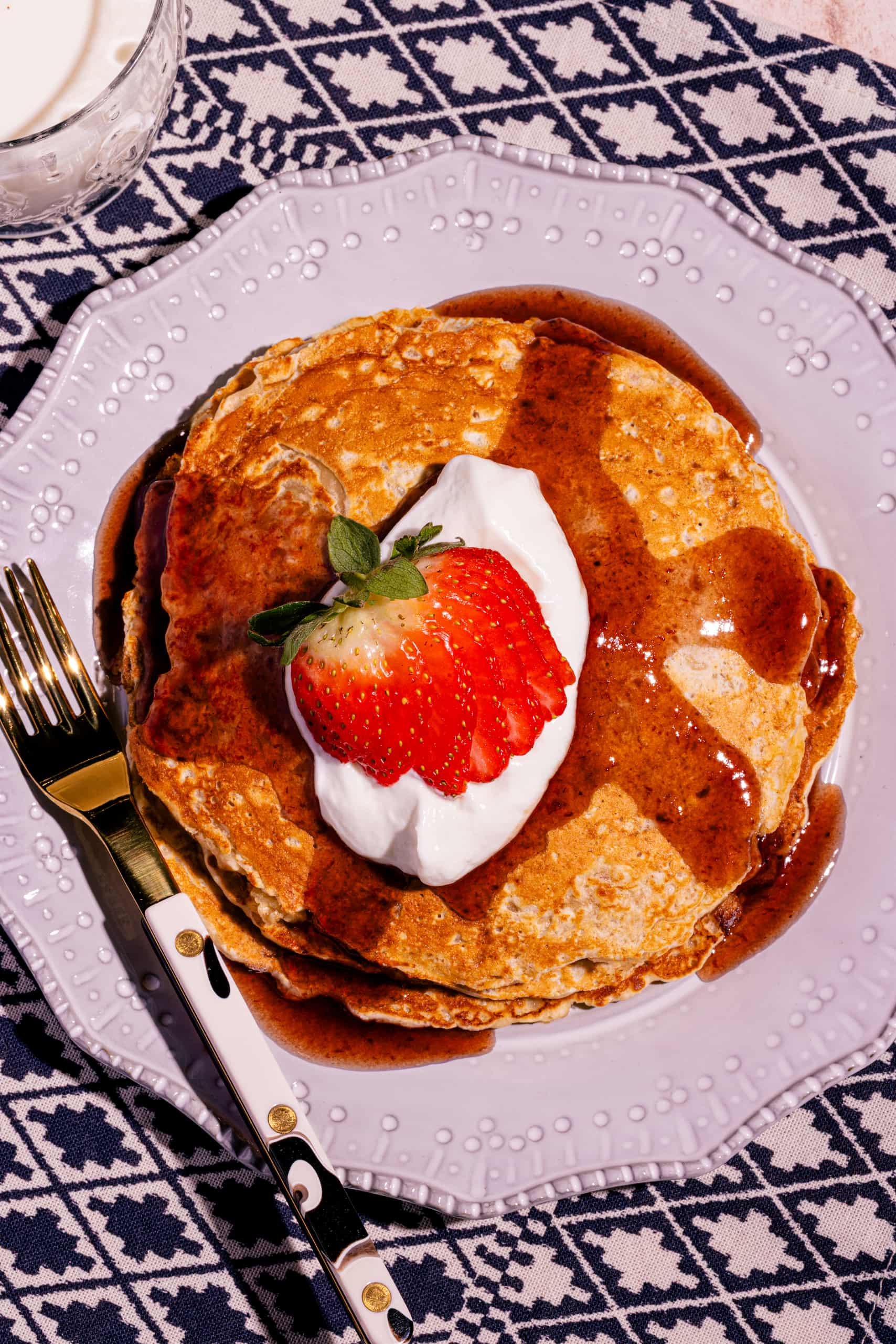 Crêpes au gruau santé moelleuses servies avec fruits