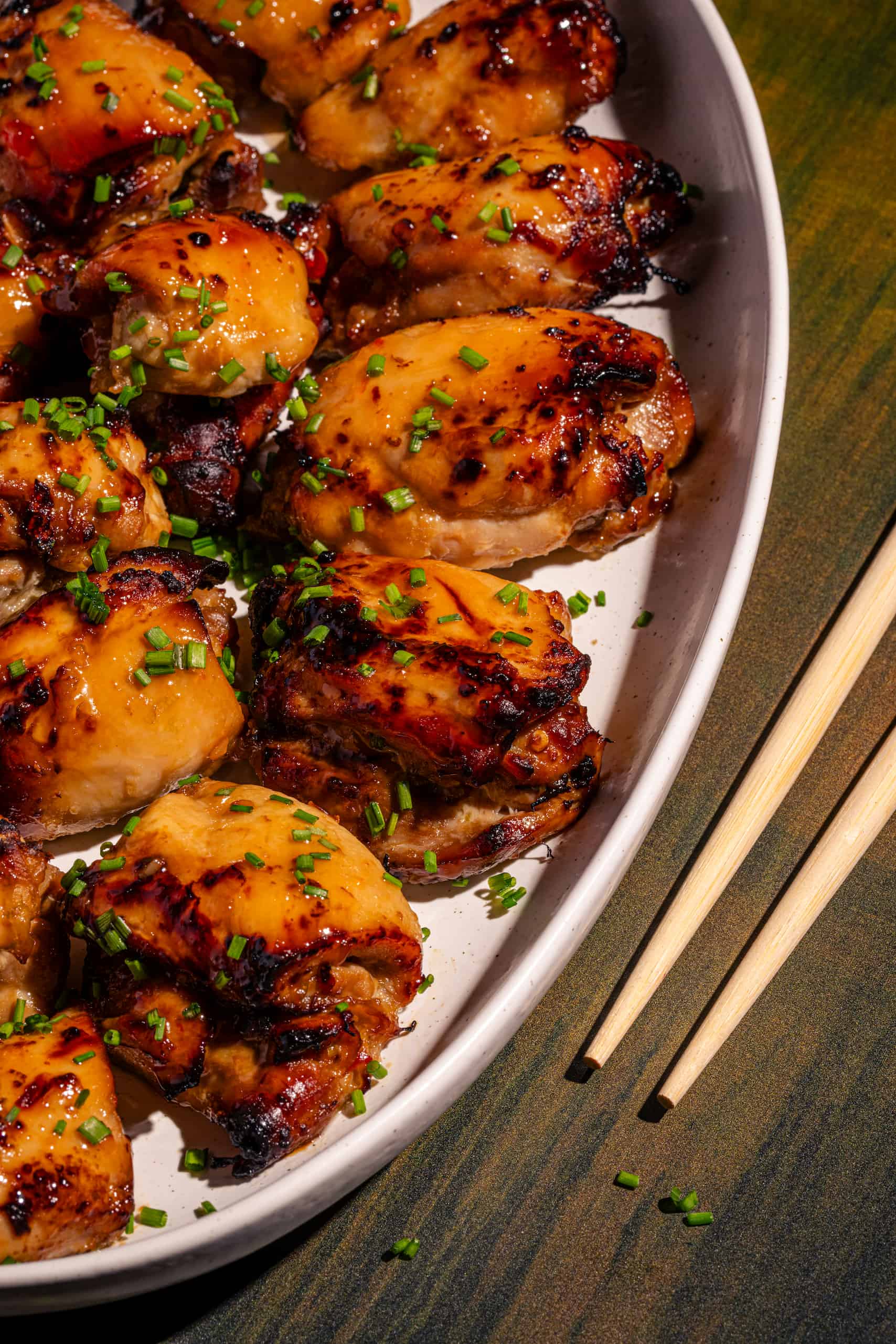 Hauts de cuisses de poulet au air fryer sauce chili thaï et lime dorés et laqués