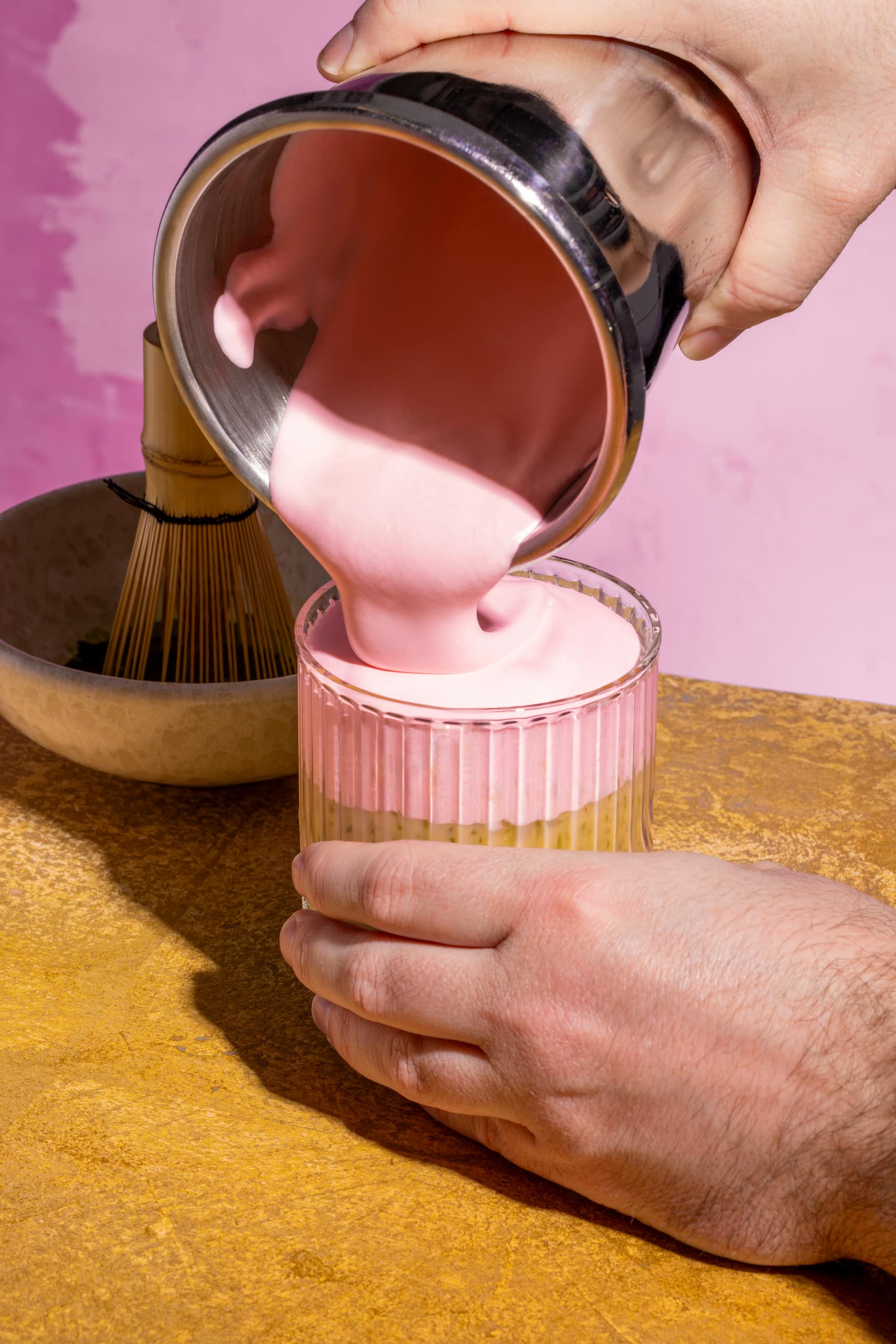 Freddo amour au matcha avec mousse rose à la fraise
