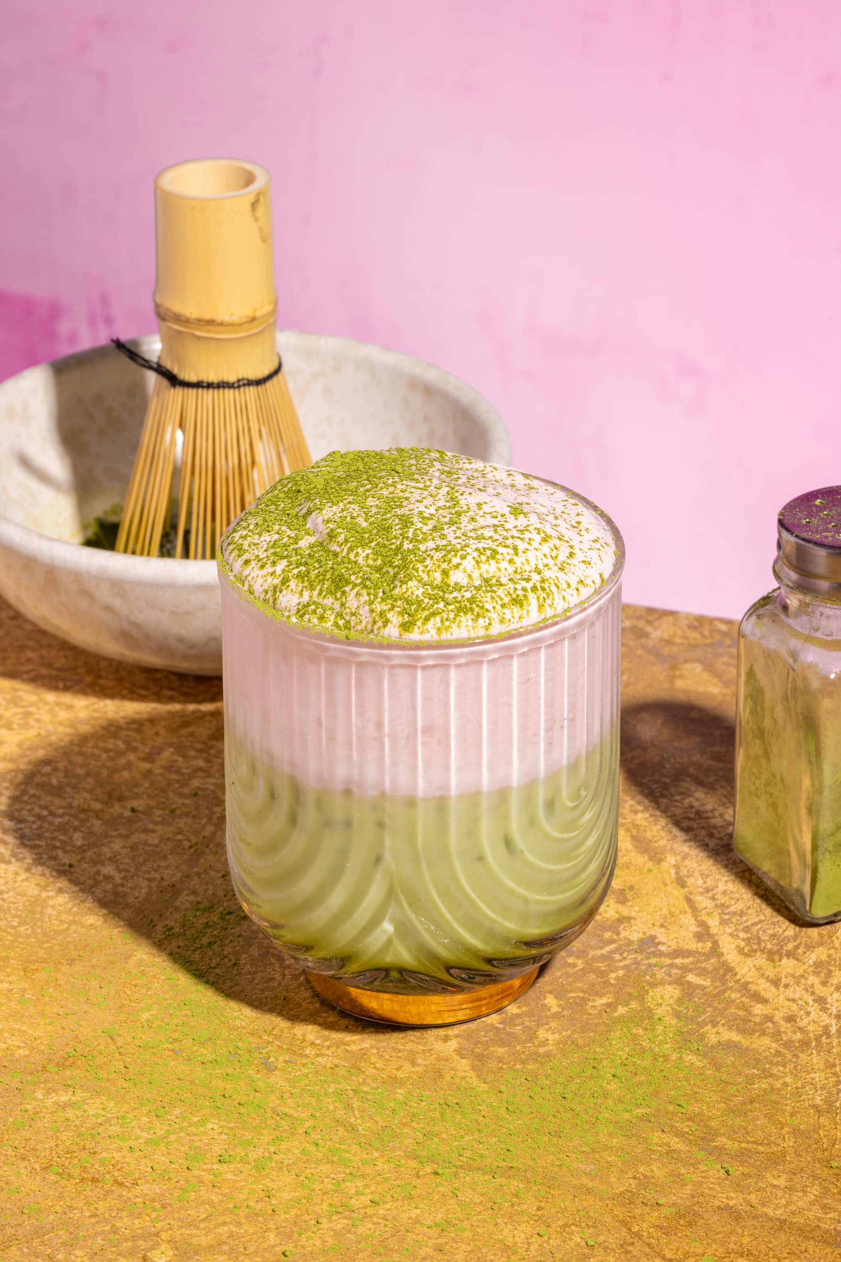 Freddo amour au matcha avec mousse rose à la fraise