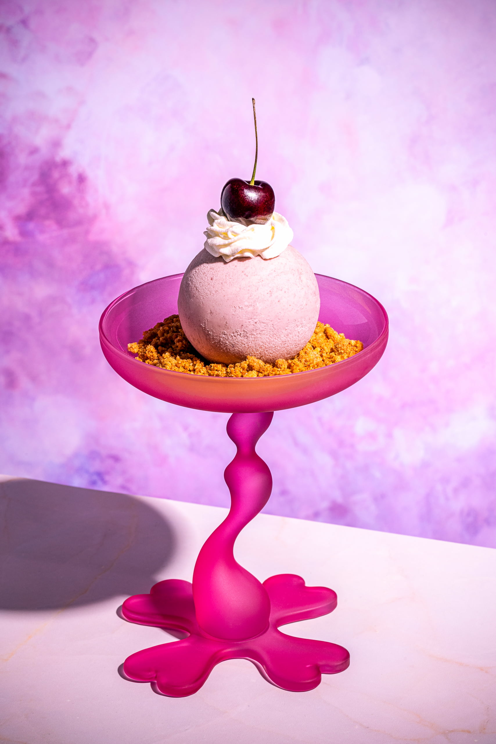 Mousse aux cerises en sphères glacées avec chapelure graham dorée