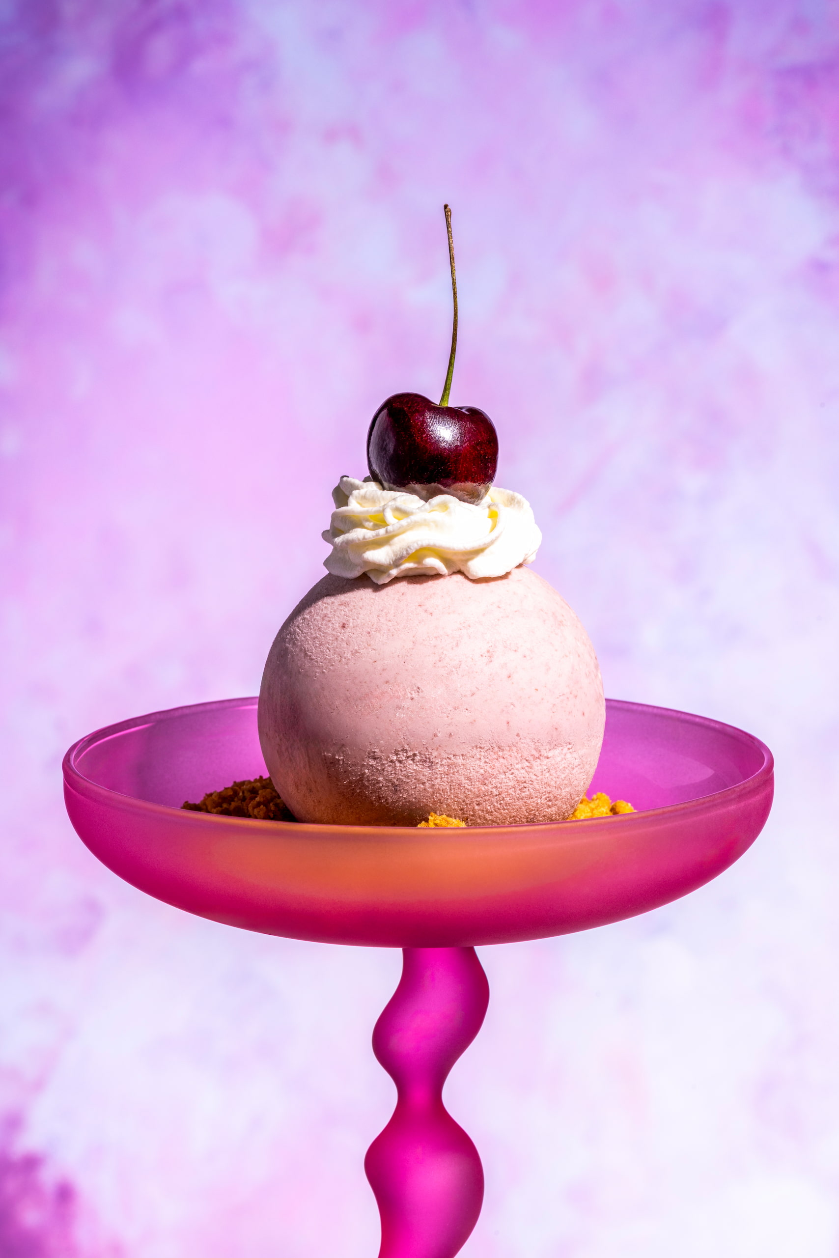 Mousse aux cerises en sphères glacées avec chapelure graham dorée