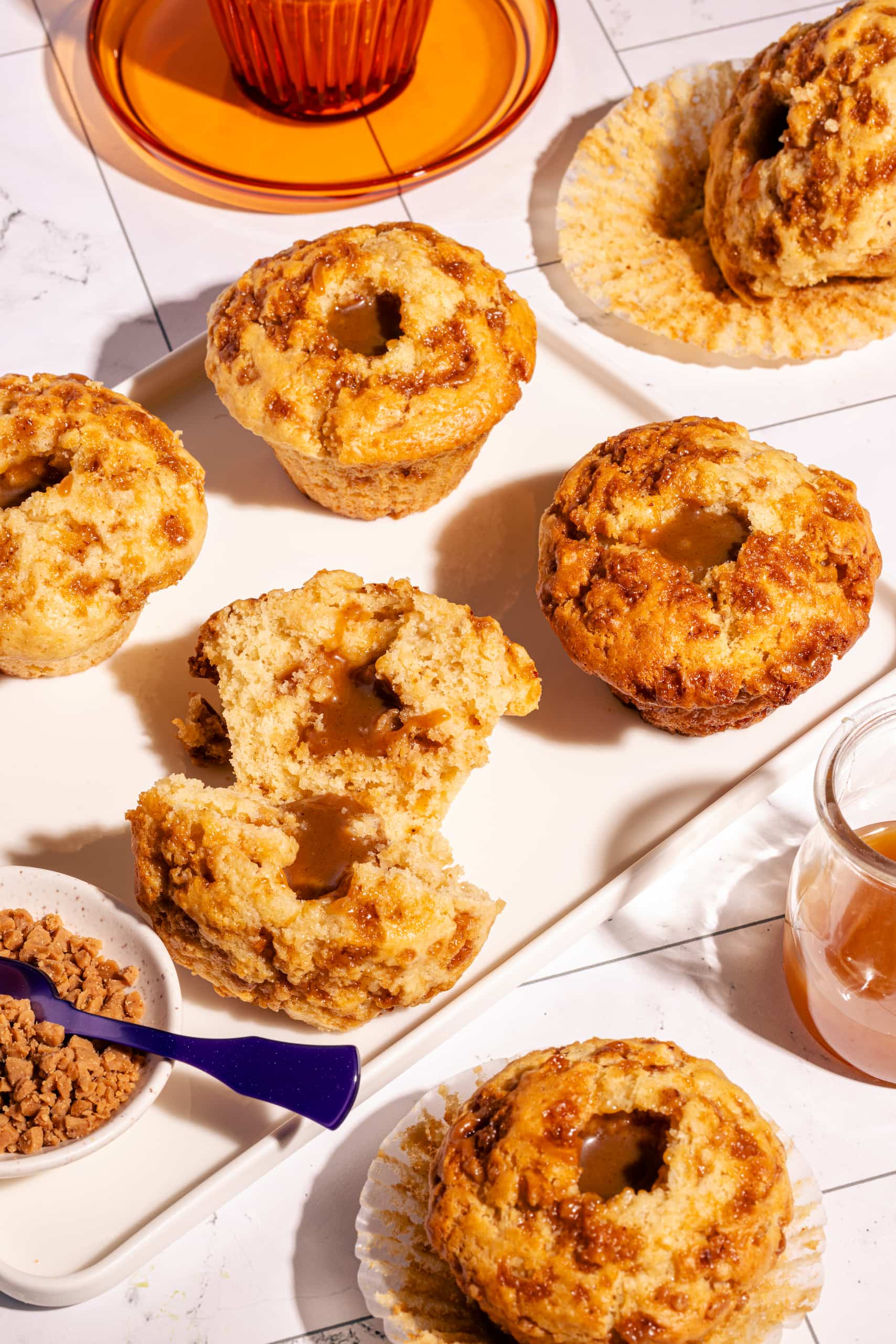 Muffins au caramel salé fourrés moelleux avec pépites Skor gourmandes