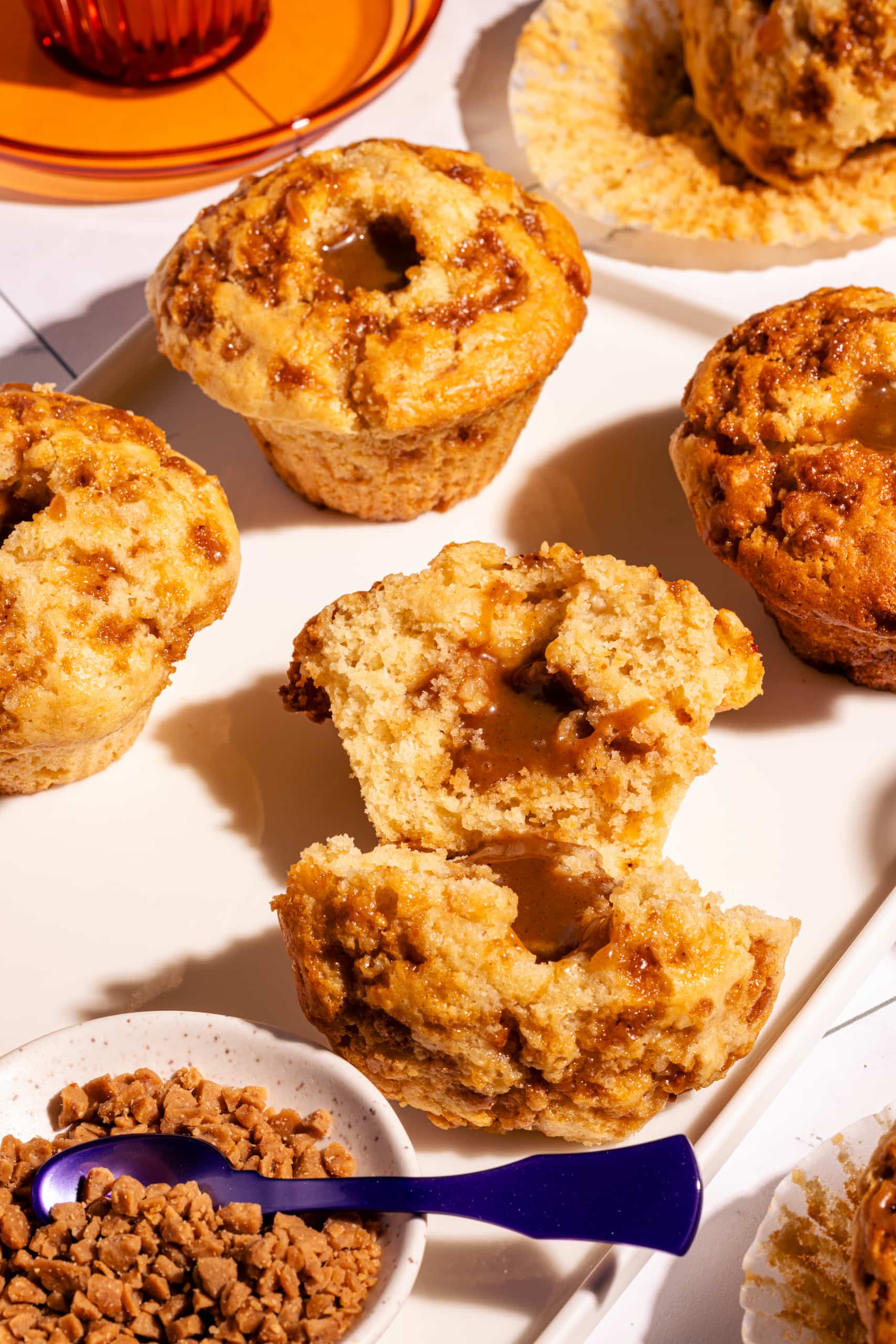 Muffins au caramel salé fourrés moelleux avec pépites Skor gourmandes