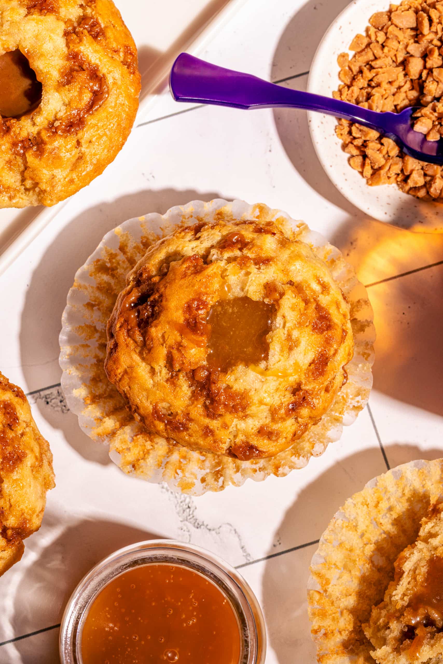 Muffins au caramel salé fourrés moelleux avec pépites Skor gourmandes