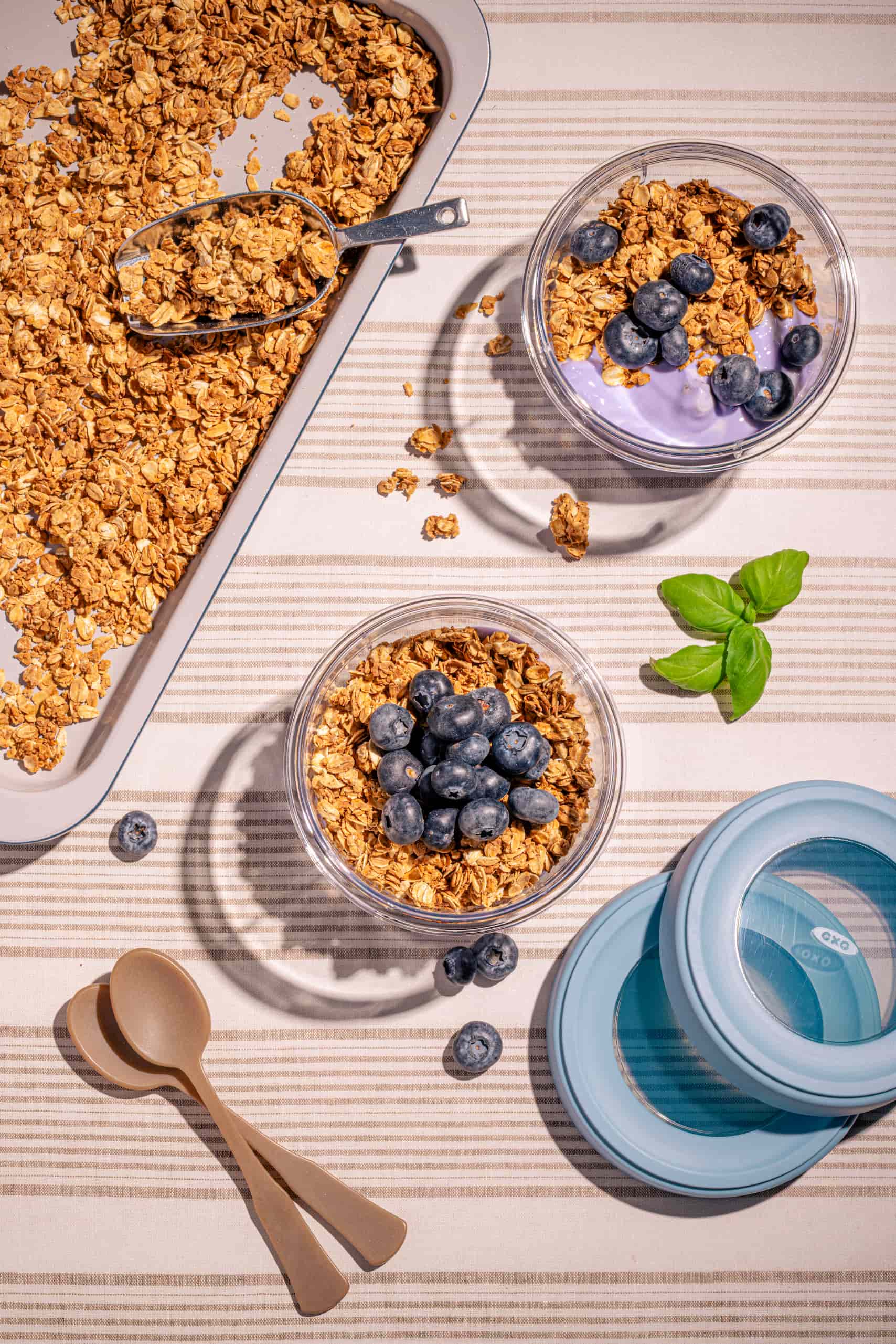 Parfaits au yogourt avec fruits et granola (recette facile et rapide)