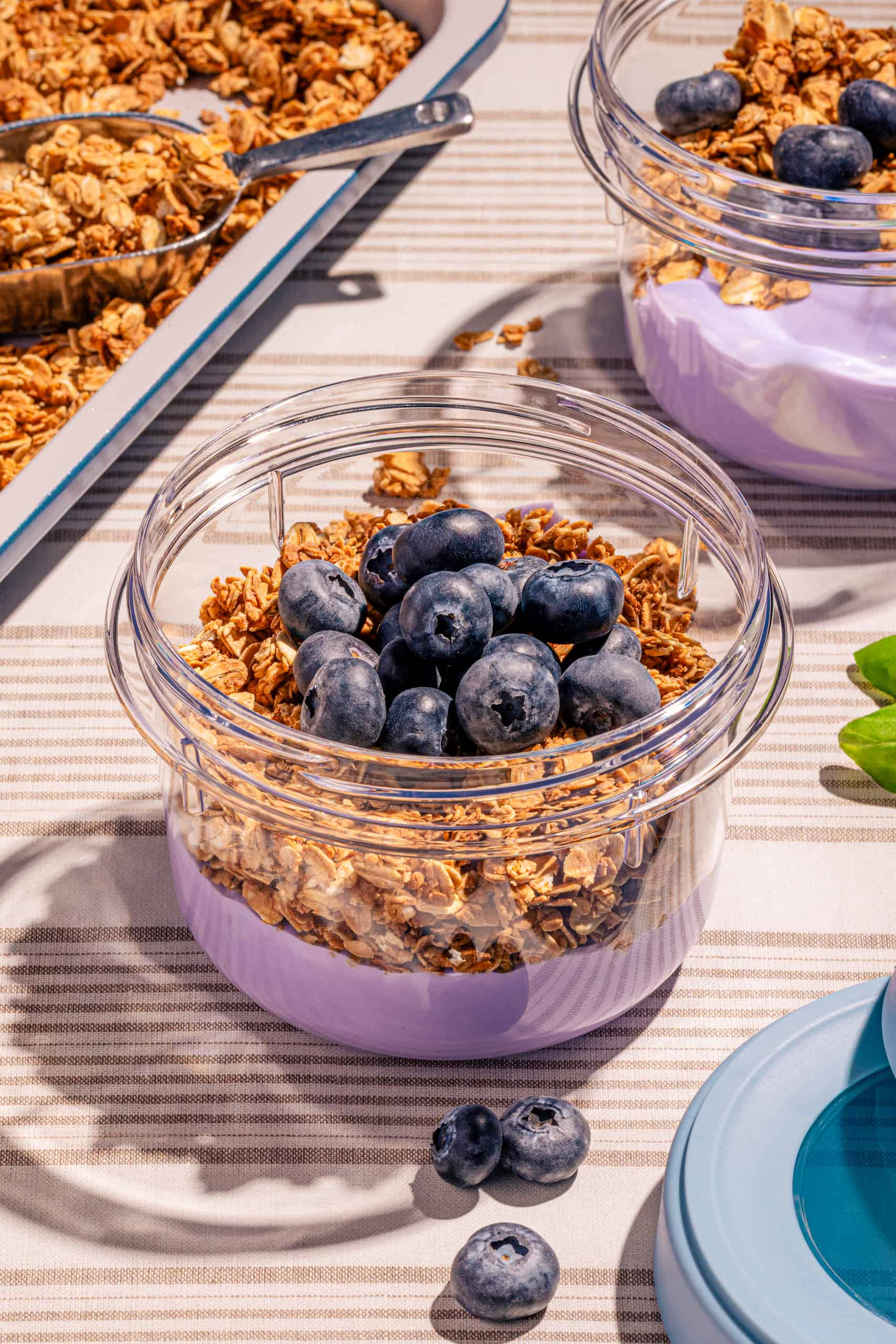 Parfaits au yogourt avec fruits et granola (recette facile et rapide)