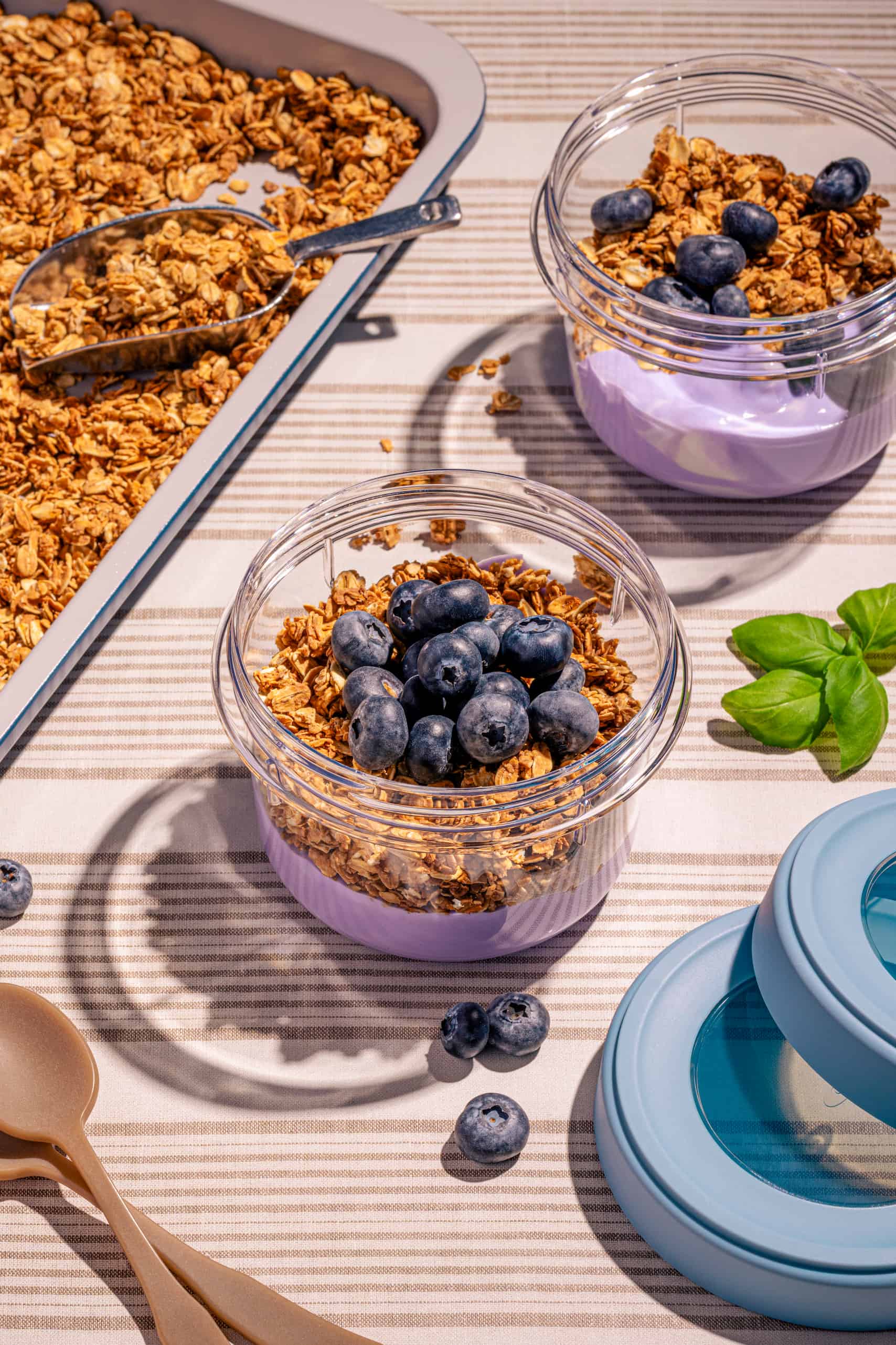 Parfaits au yogourt avec fruits et granola (recette facile et rapide)