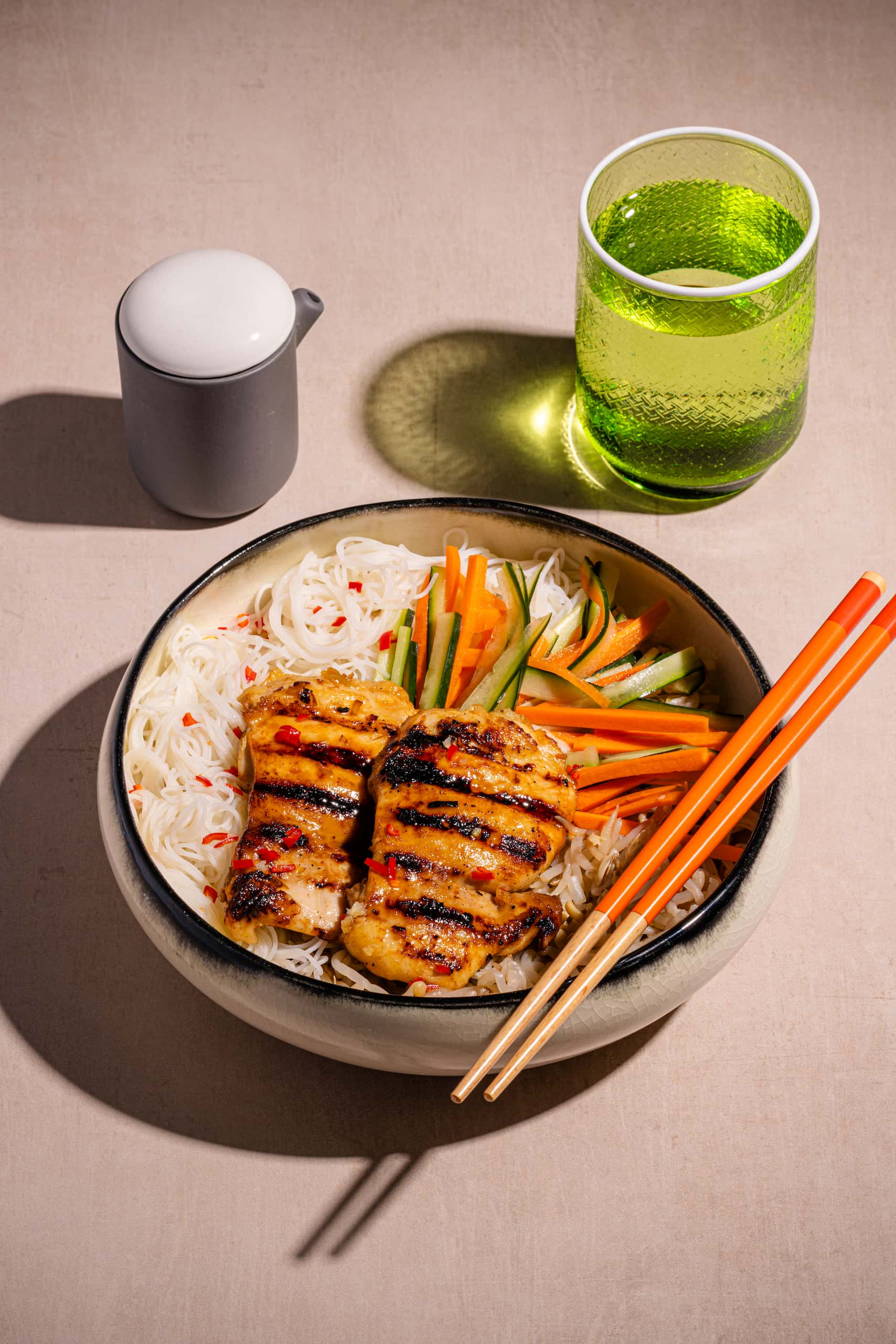 Poulet à la vietnamienne en bol-repas aux vermicelles et nuoc-cham