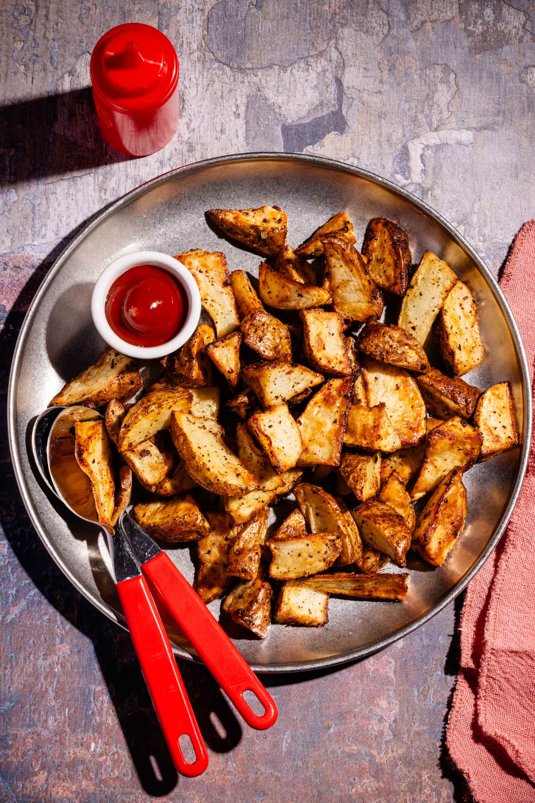 Quartiers de pommes de terre au air fryer croustillants au citron et aux herbes