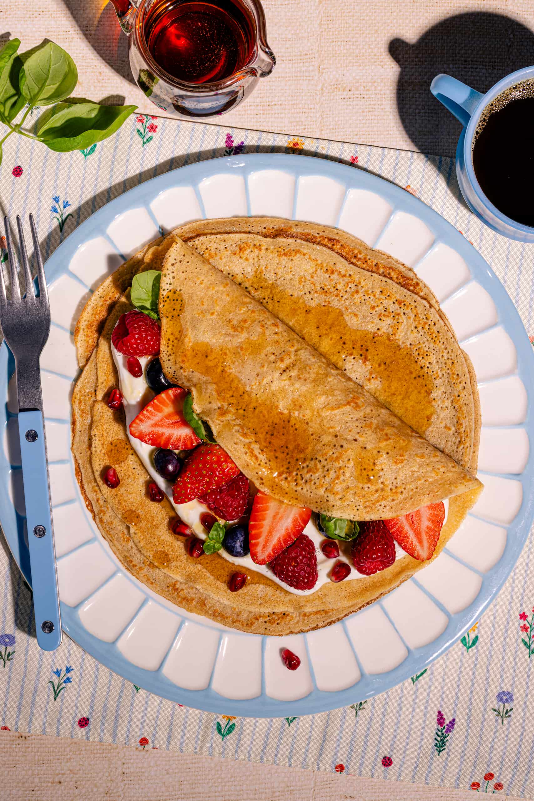 Crêpes à l’avoine avec petits fruits moelleuses parfaites pour un déjeuner gourmand