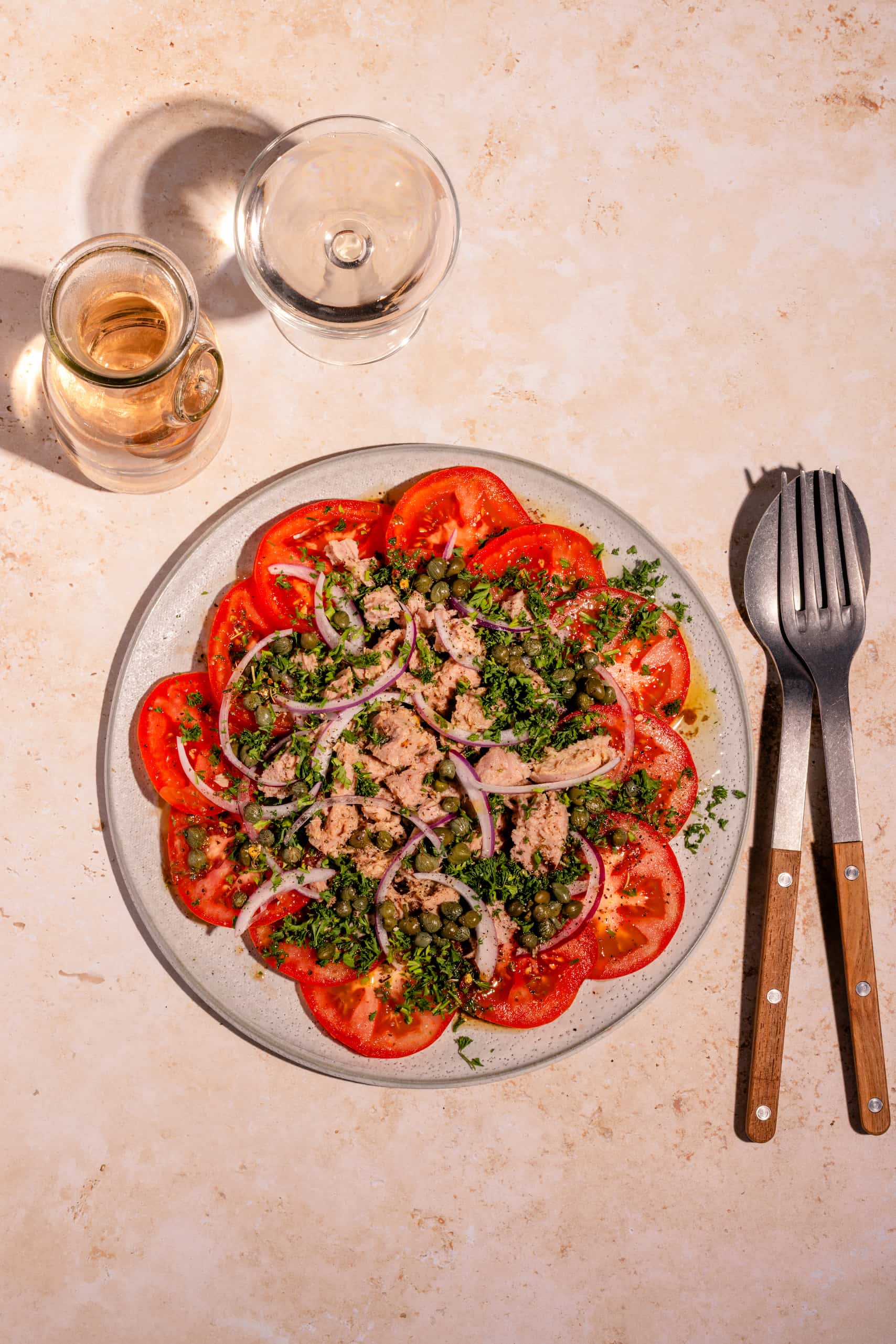 Salade rapide avec tranches de tomates et thon, vinaigrette italienne maison