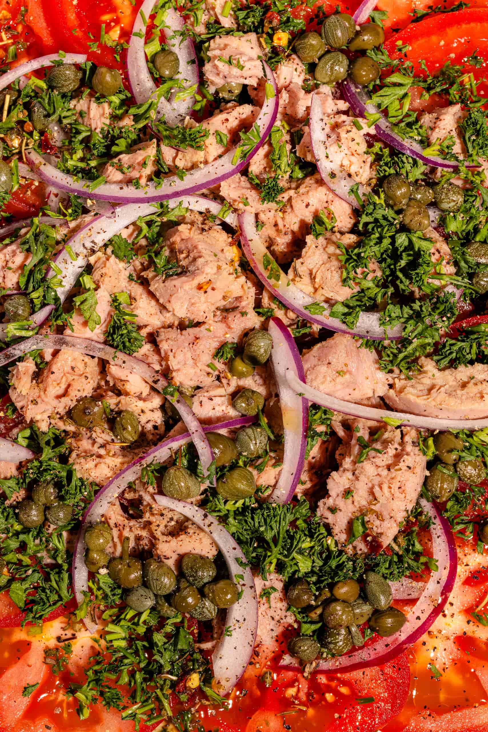 Salade rapide avec tranches de tomates et thon, vinaigrette italienne maison