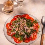 Salade rapide avec tranches de tomates et thon