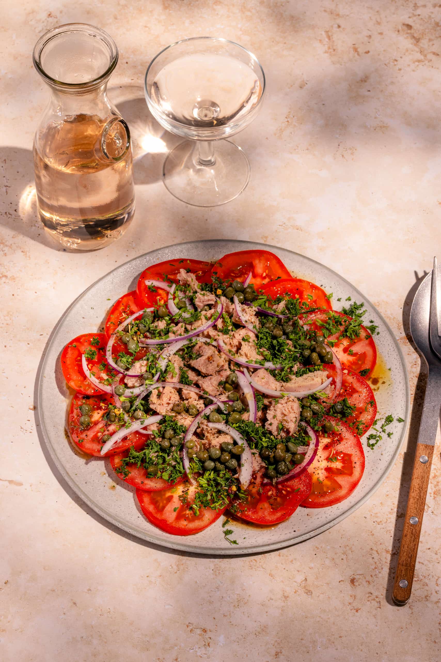 Salade rapide avec tranches de tomates et thon, vinaigrette italienne maison