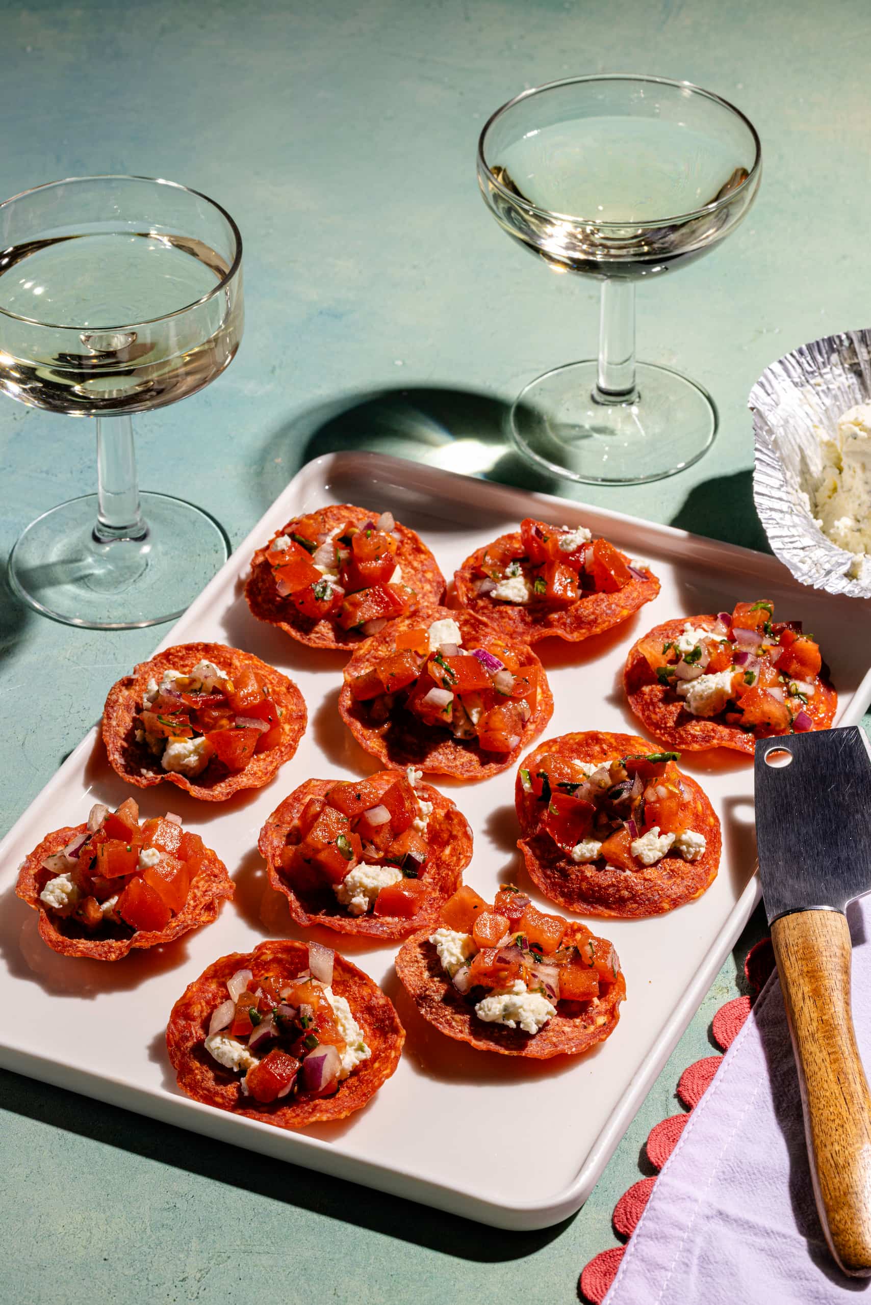 Chips de salami au micro-ondes avec boursin et bruschetta maison